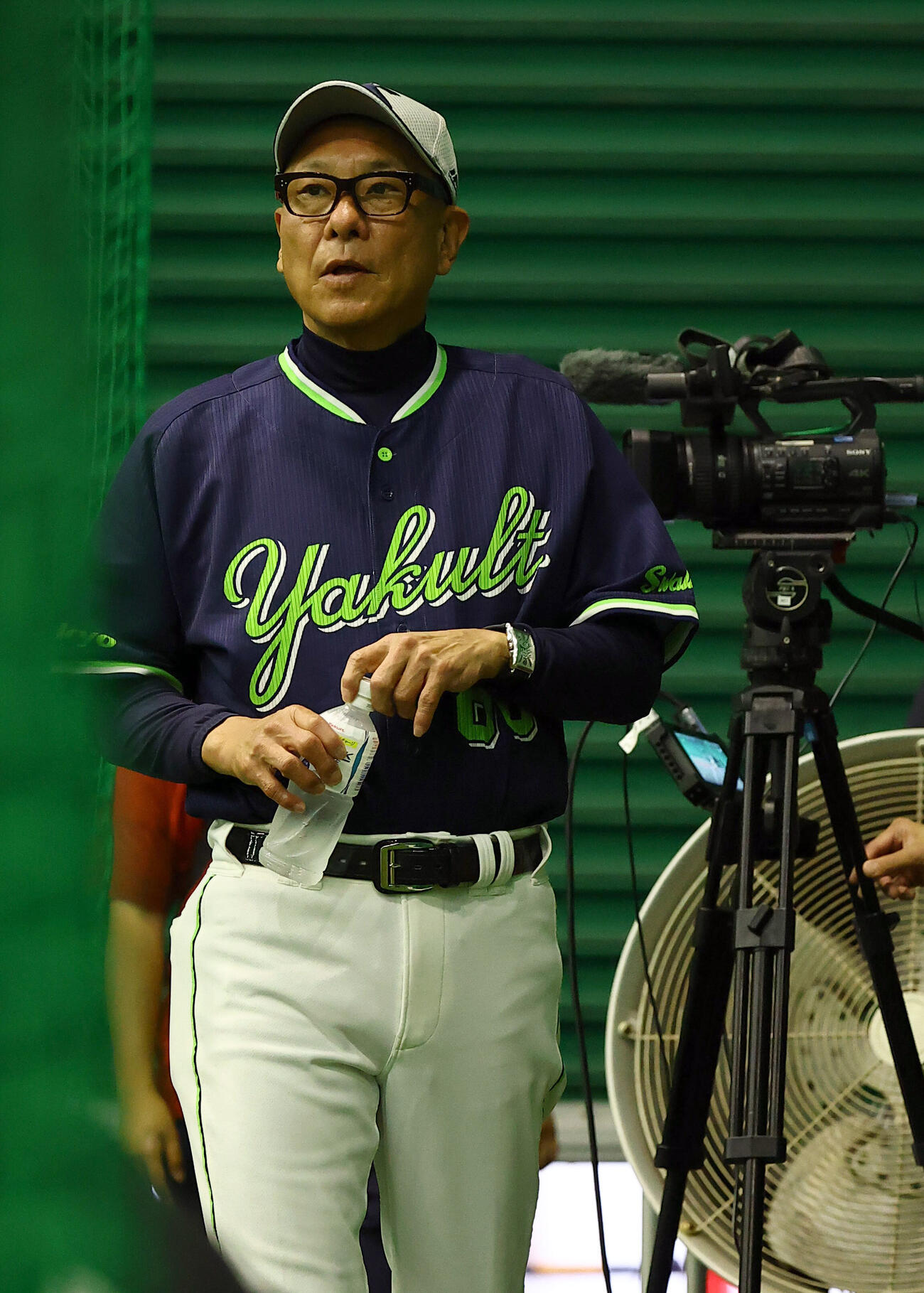 阪神対ヤクルト　室内練習場に入る池山隆寛監督（撮影・上田博志)