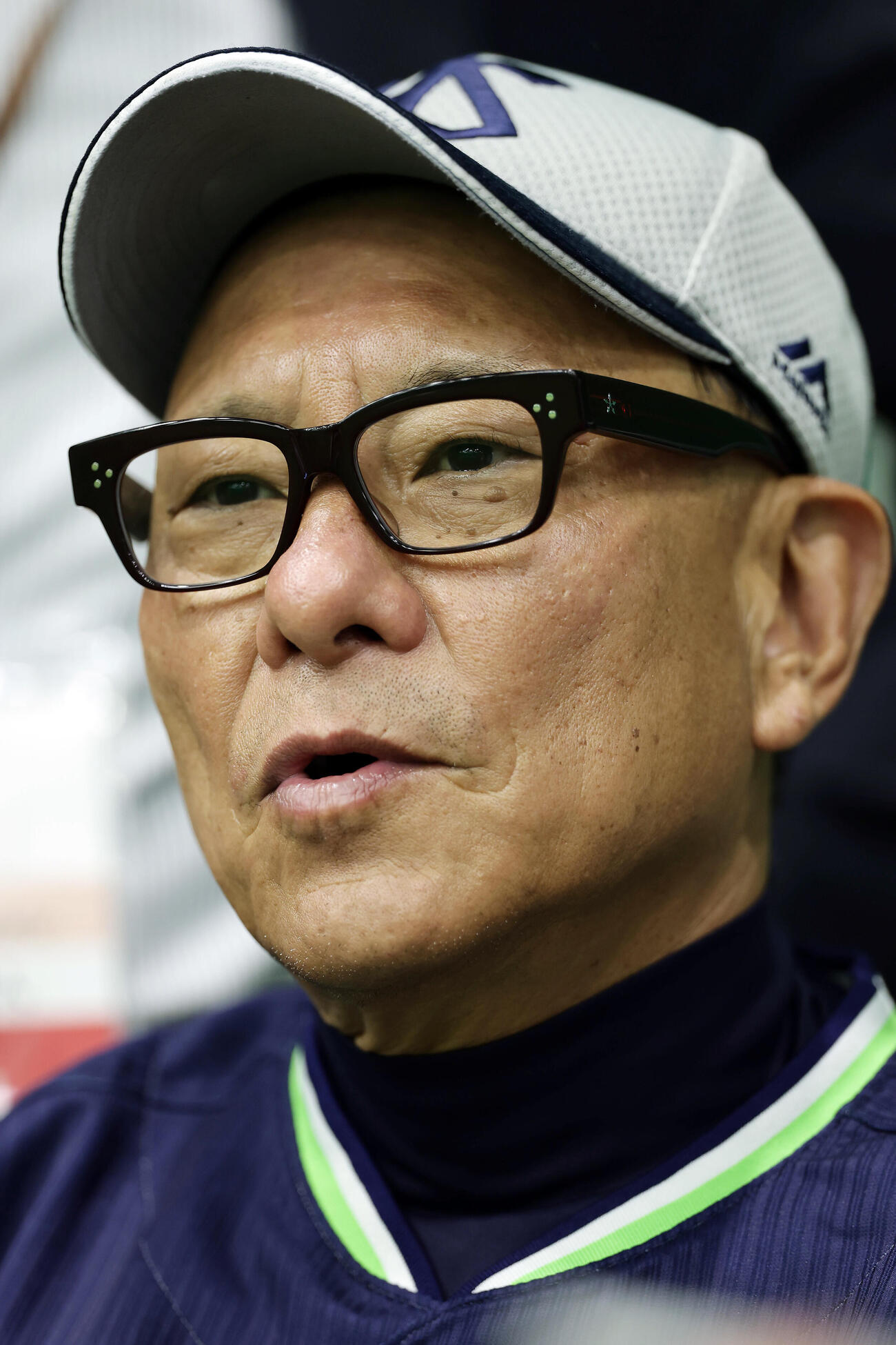 阪神対ヤクルト　練習を見守るヤクルト池山隆寛監督（撮影・前田充）