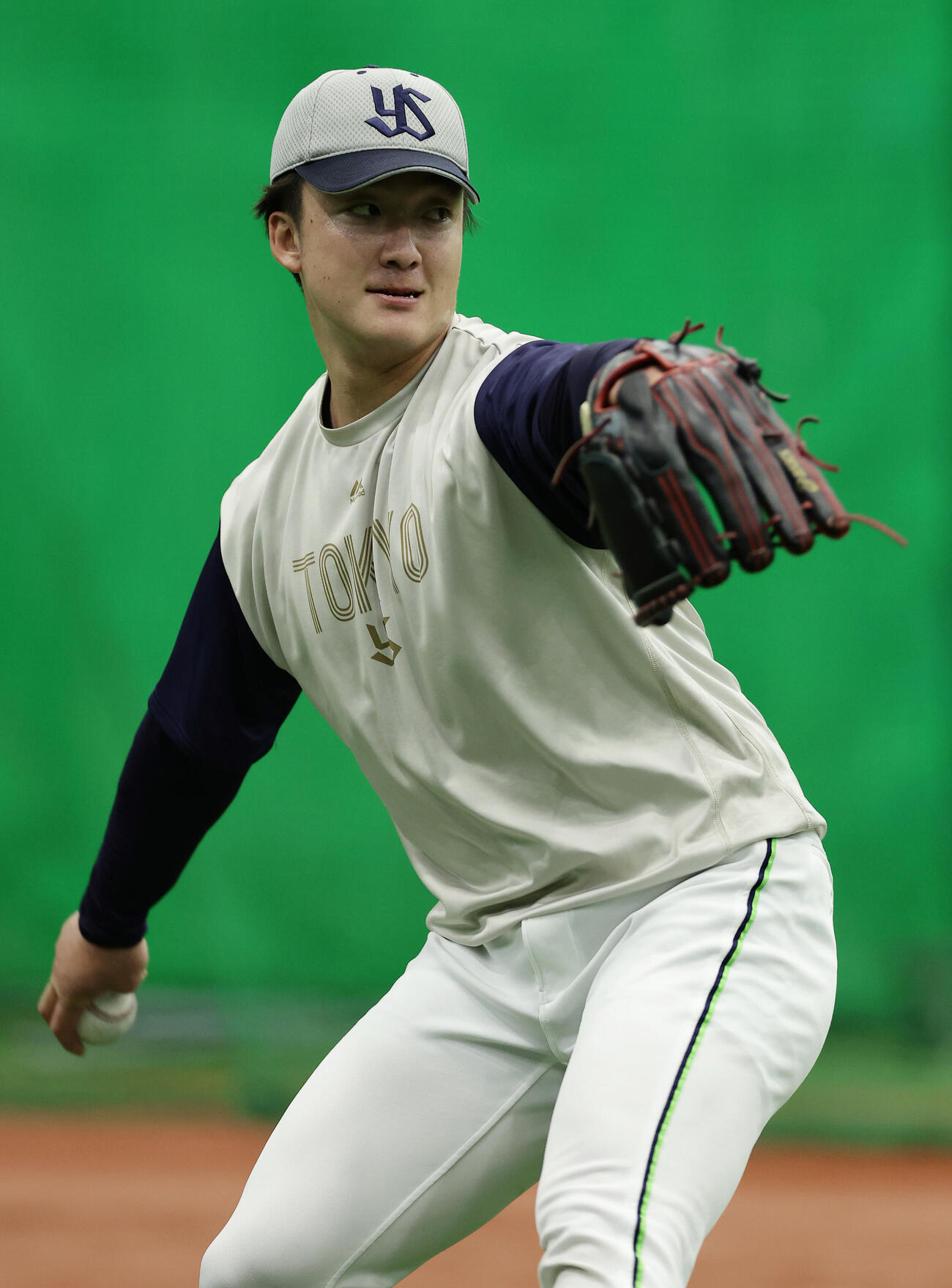 阪神対ヤクルト　キャッチボールで調整するヤクルト吉村貢司郎（撮影・前田充）