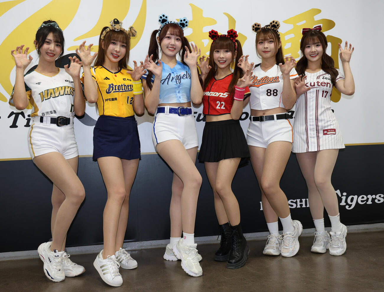 阪神の台湾デーのイベントのため甲子園球場を訪れた台湾のチアたち。左からET、林可(リンコ)、栗子(クリ)、璦昀(アイユン)、包子(バオズ)、笑笑(シャオシャオ)（撮影・西尾就之）