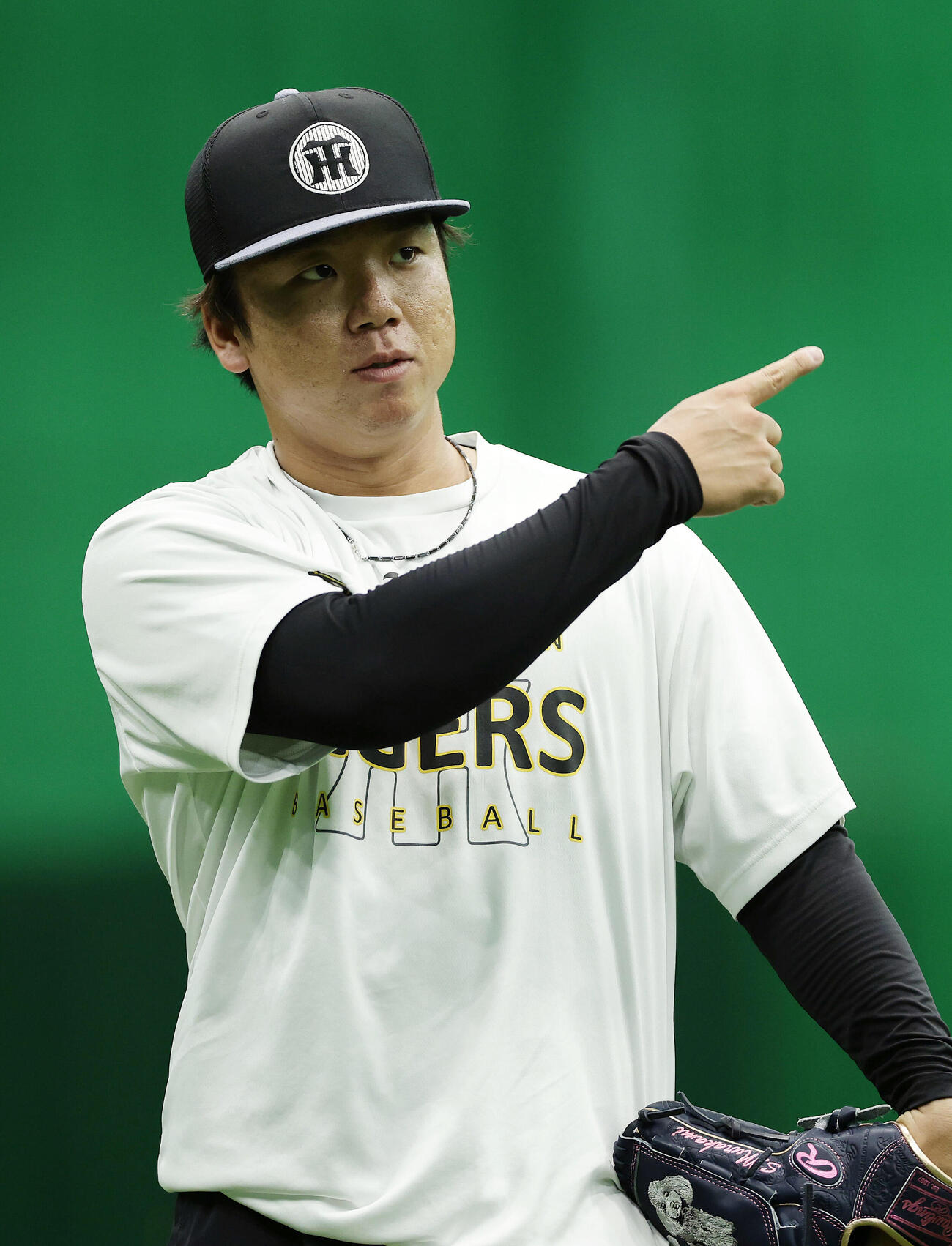 阪神対ヤクルト　キャッチボールで調整する阪神村上頌樹（撮影・前田充）