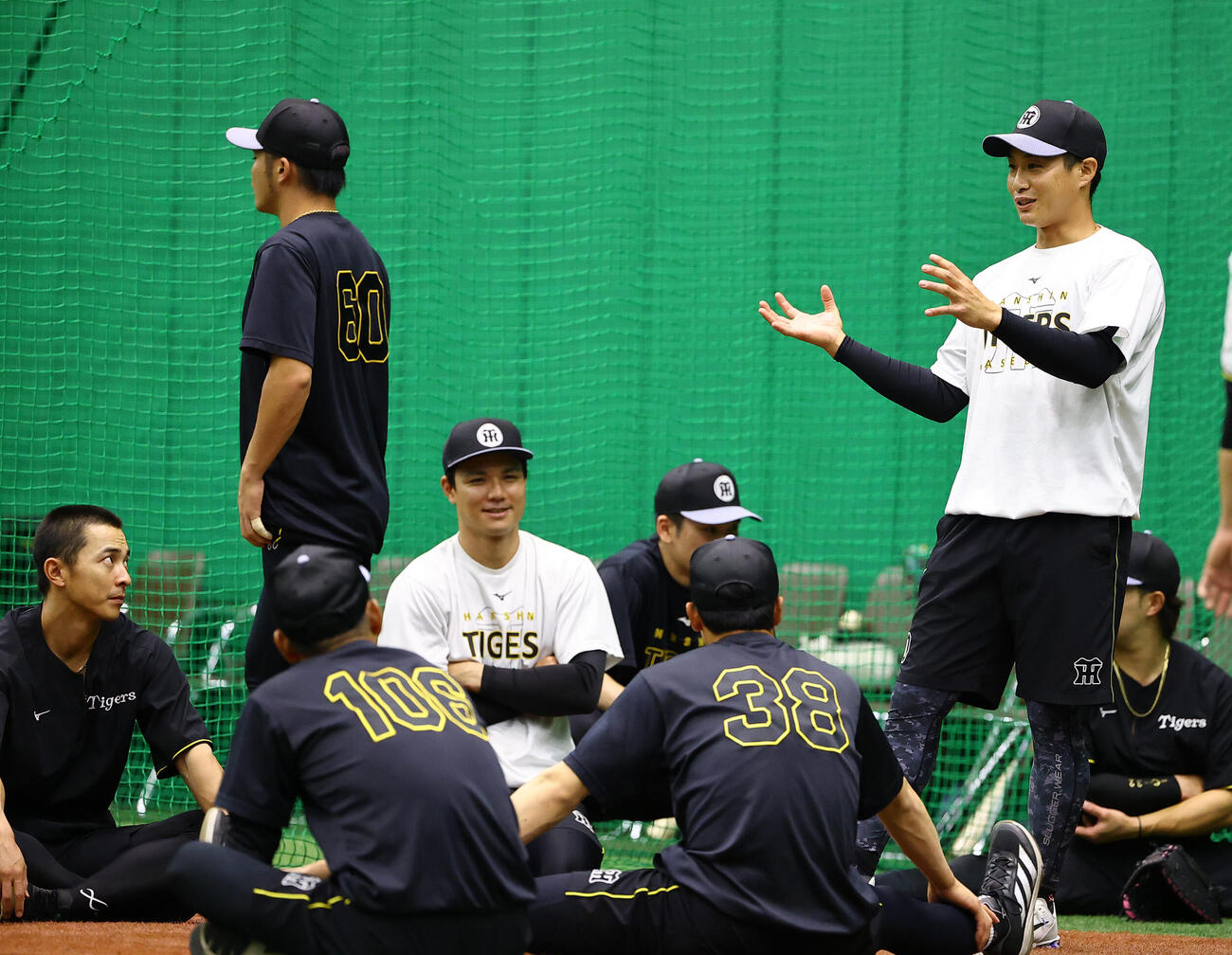 阪神対ヤクルト　木浪聖也（右）はナインと話をする（撮影・上田博志)