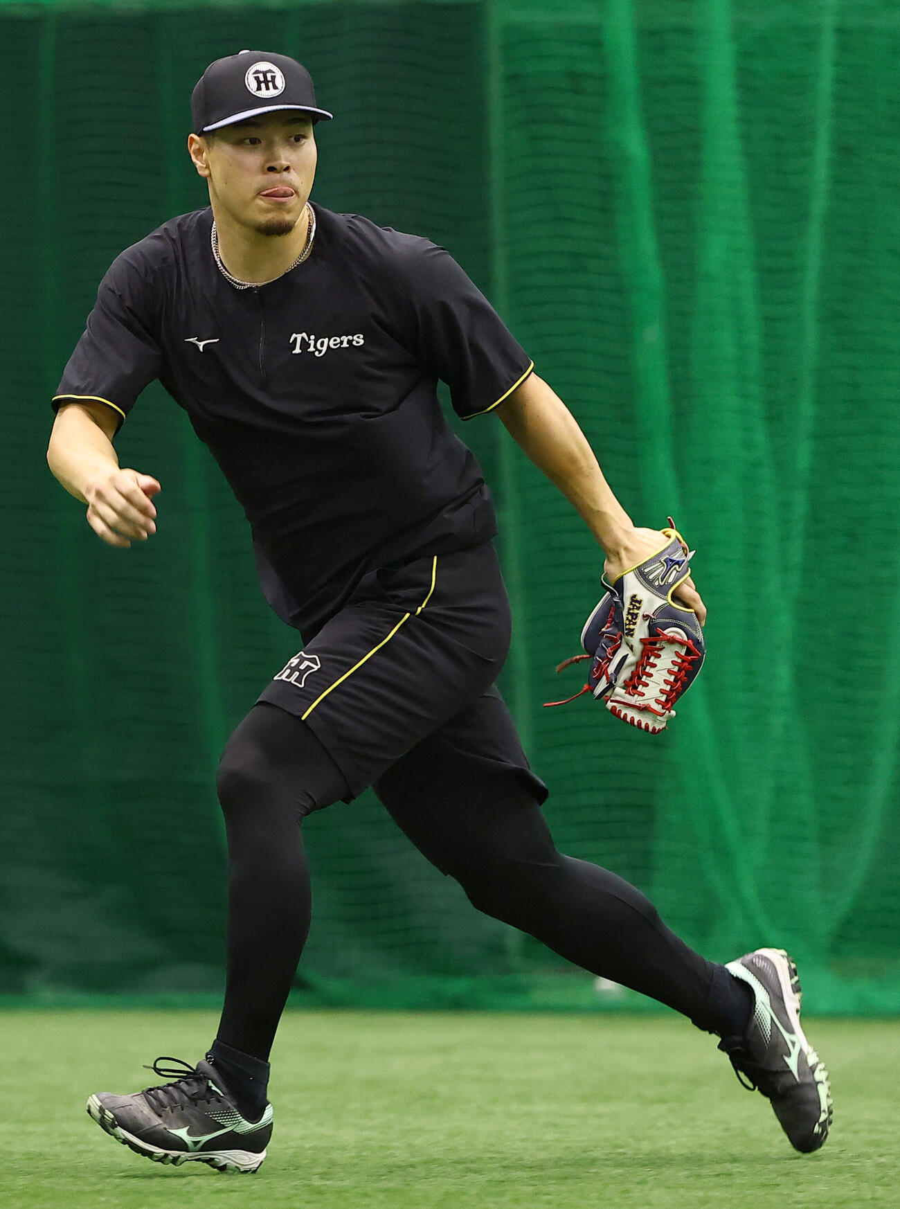 阪神対ヤクルト　ノックを受ける佐藤輝明（撮影・上田博志)