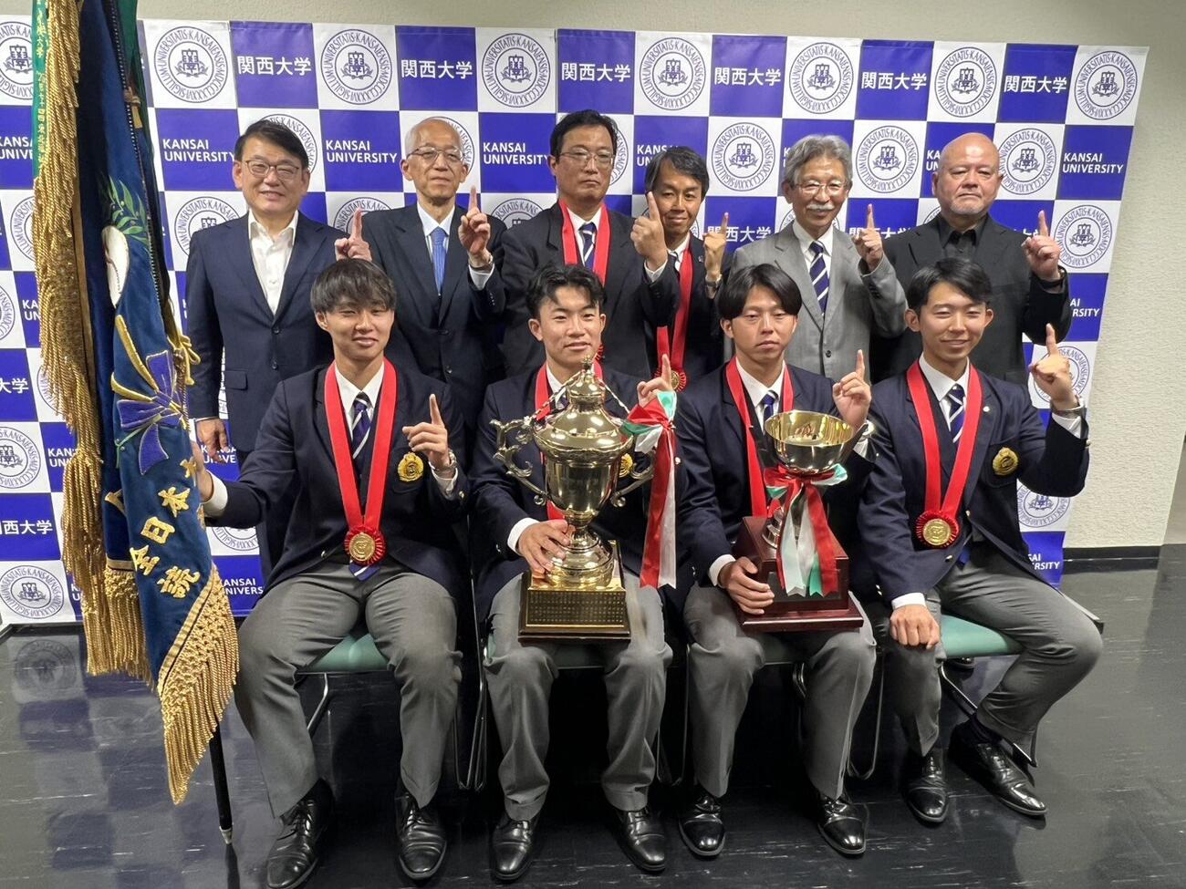 全日本大学選手権日本一報告会で記念撮影に納まる関大野球部ら（撮影・佐藤妙月）