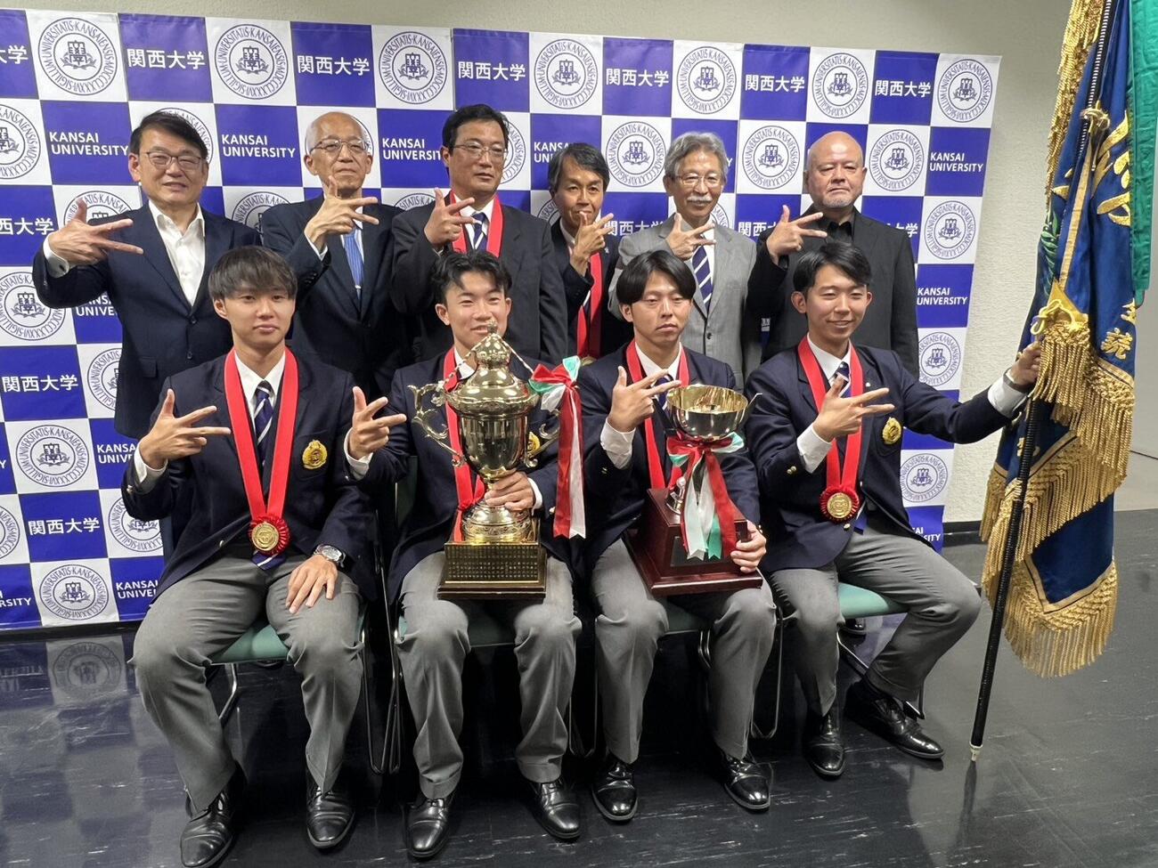 全日本大学選手権日本一報告会で記念撮影に納まる関大野球部ら（撮影・佐藤妙月）