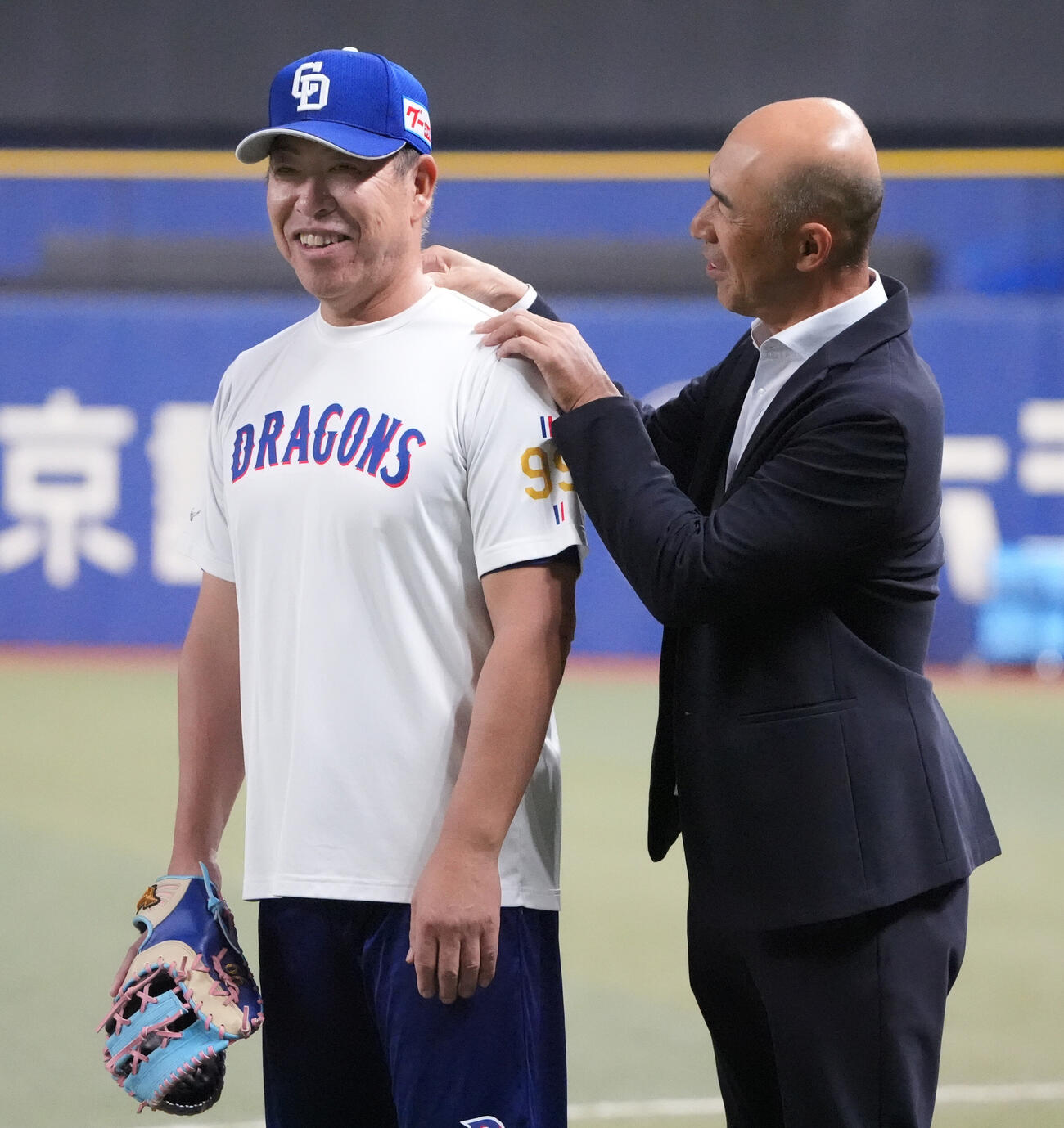 中日対DeNA　試合前、井上一樹監督（左）は和田一浩氏と言葉を交わす（撮影・森本幸一）