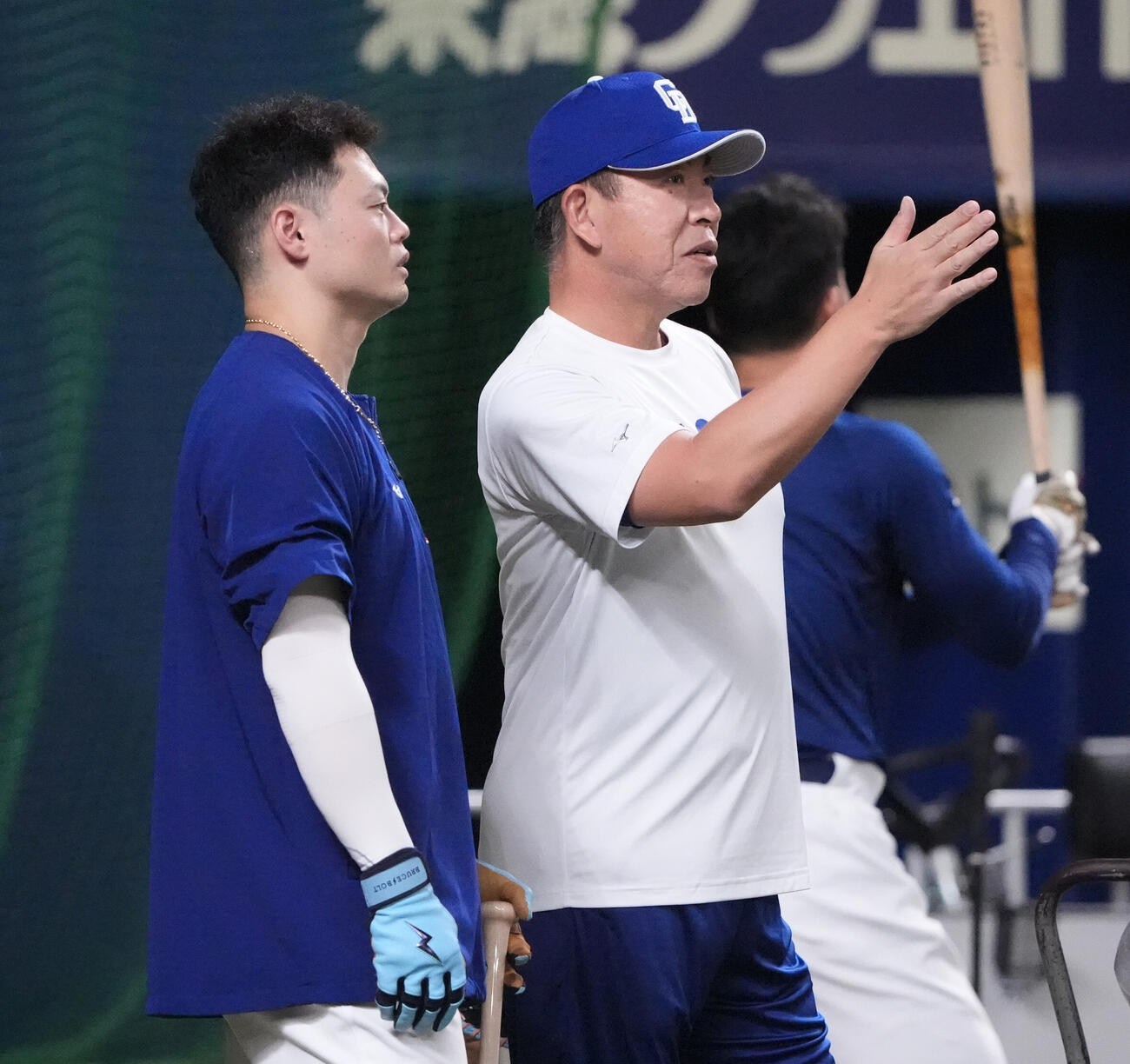 中日対DeNA　試合前、井上一樹監督（右）は細川成也と言葉を交わす（撮影・森本幸一）