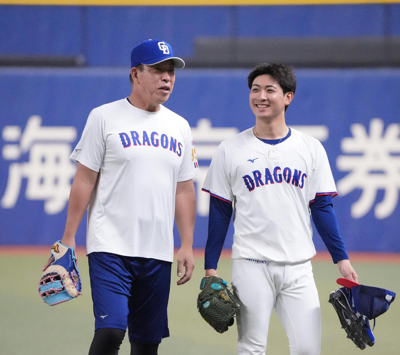 中日対DeNA　試合前、井上一樹監督（左）は吉田聖弥と言葉を交わす（撮影・森本幸一）