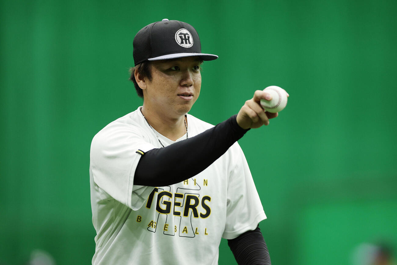 阪神対ヤクルト　キャッチボールで調整する阪神村上頌樹（撮影・前田充）