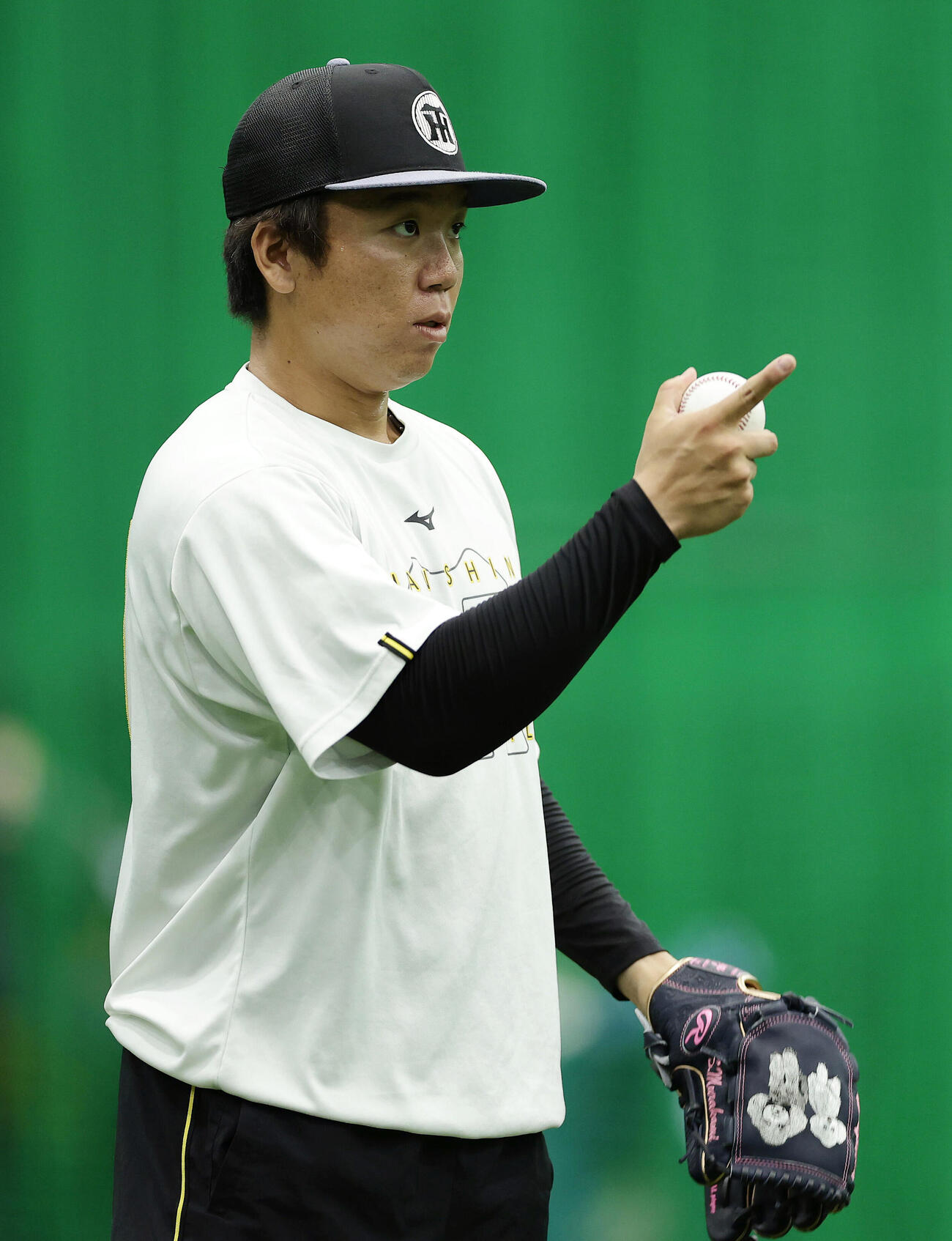 阪神対ヤクルト　キャッチボールで調整する阪神村上頌樹（撮影・前田充）