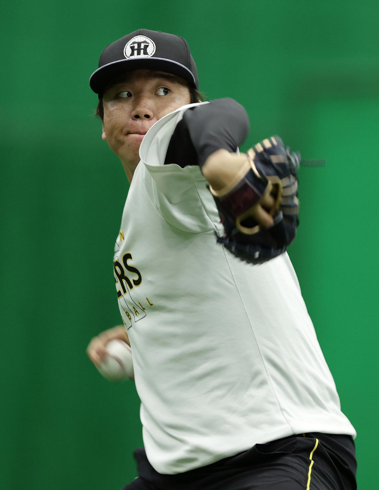 阪神対ヤクルト　キャッチボールで調整する阪神村上頌樹（撮影・前田充）