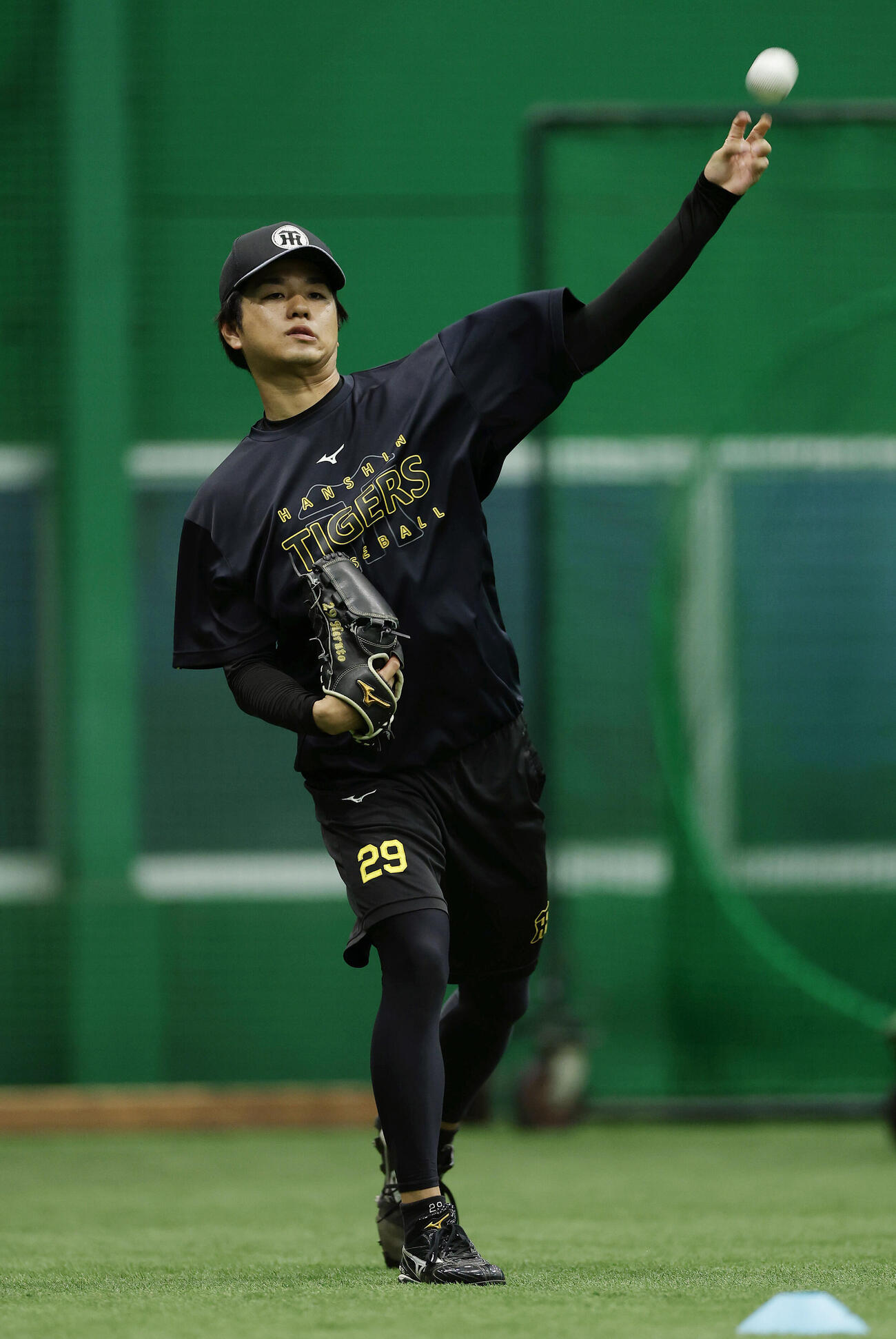 阪神対ヤクルト　キャッチボールで調整する阪神高橋遥人（撮影・前田充）