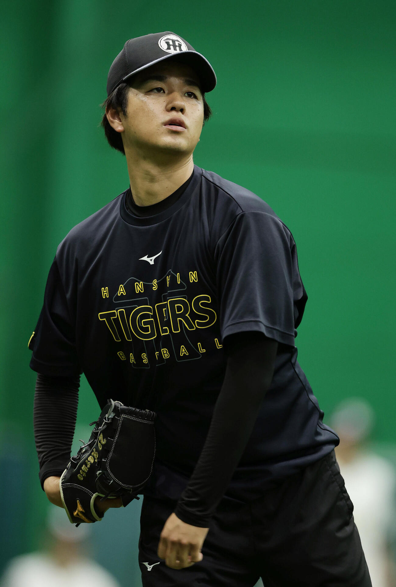 阪神対ヤクルト　キャッチボールで調整する阪神高橋遥人（撮影・前田充）