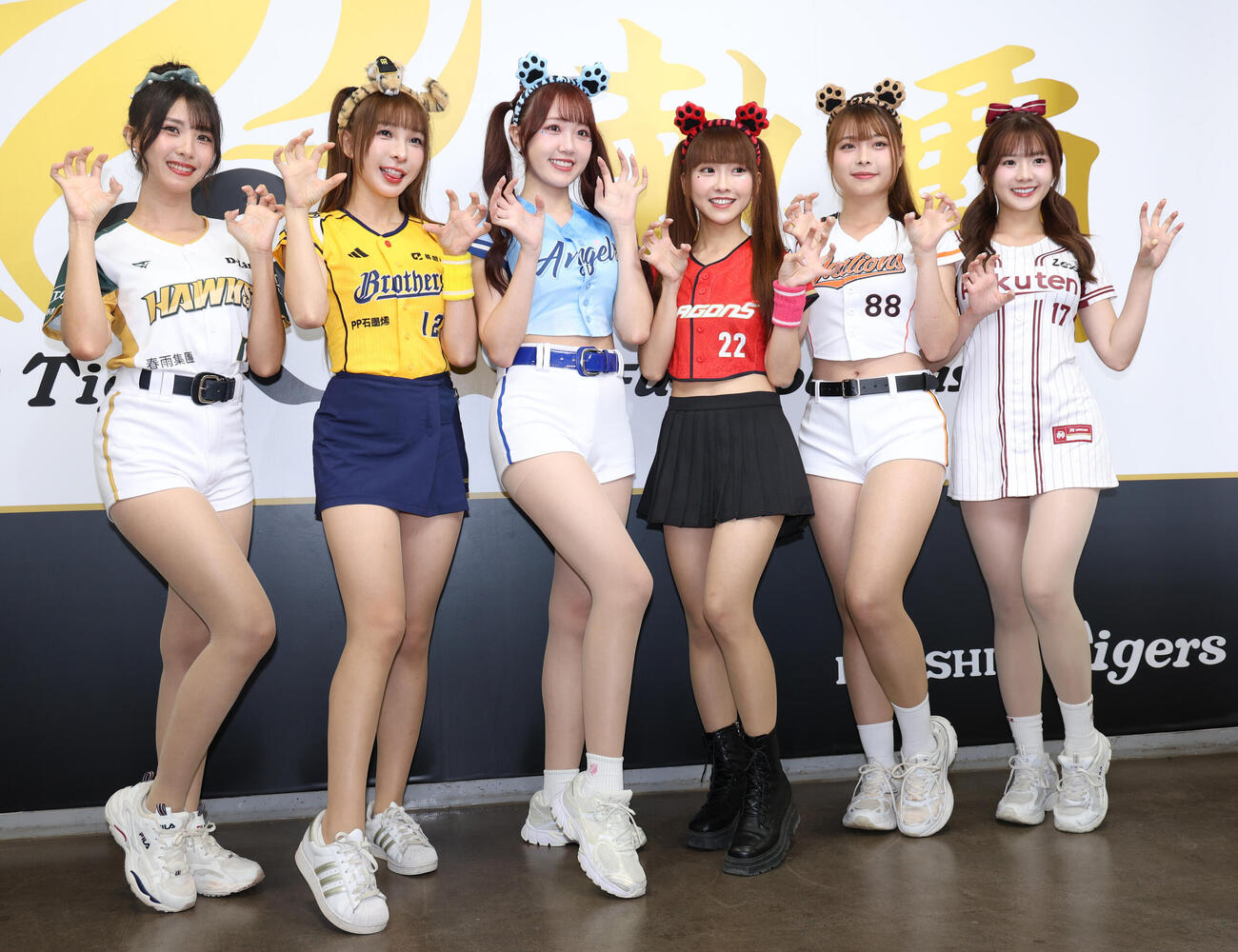 阪神の台湾デーのイベントのため甲子園球場を訪れた台湾のチアたち。左からET、林可(リンコ)、栗子(クリ)、璦昀(アイユン)、包子(バオズ)、笑笑(シャオシャオ)（撮影・西尾就之）