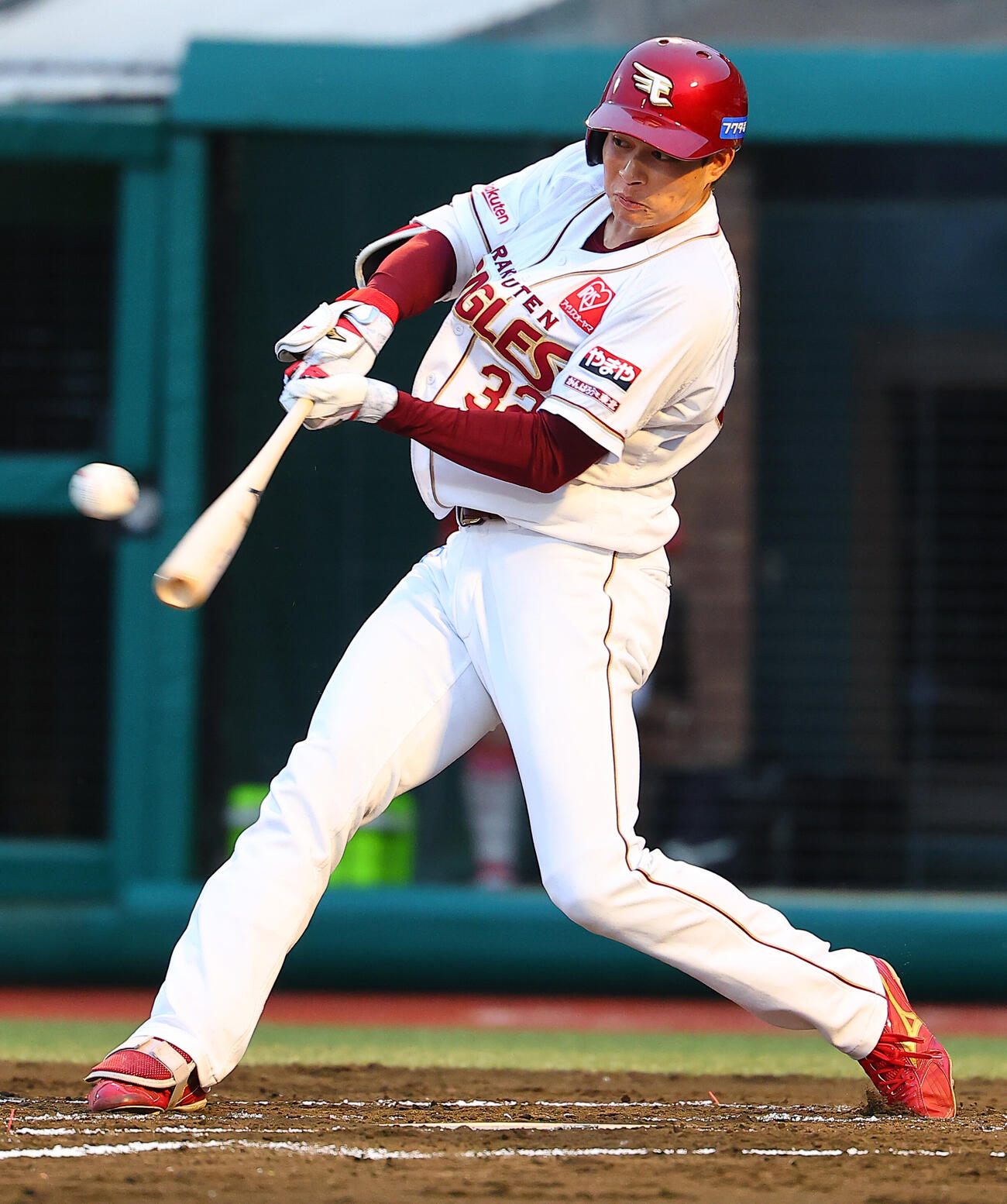 楽天対西武　2回裏楽天1死二塁、適時打を放つ中島大輔（撮影・野上伸悟）