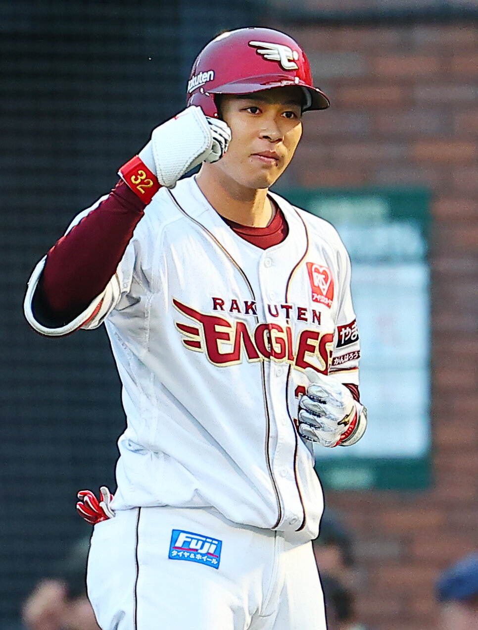 楽天対西武　2回裏楽天1死二塁、適時打を放ち喜ぶ中島大輔（撮影・野上伸悟）