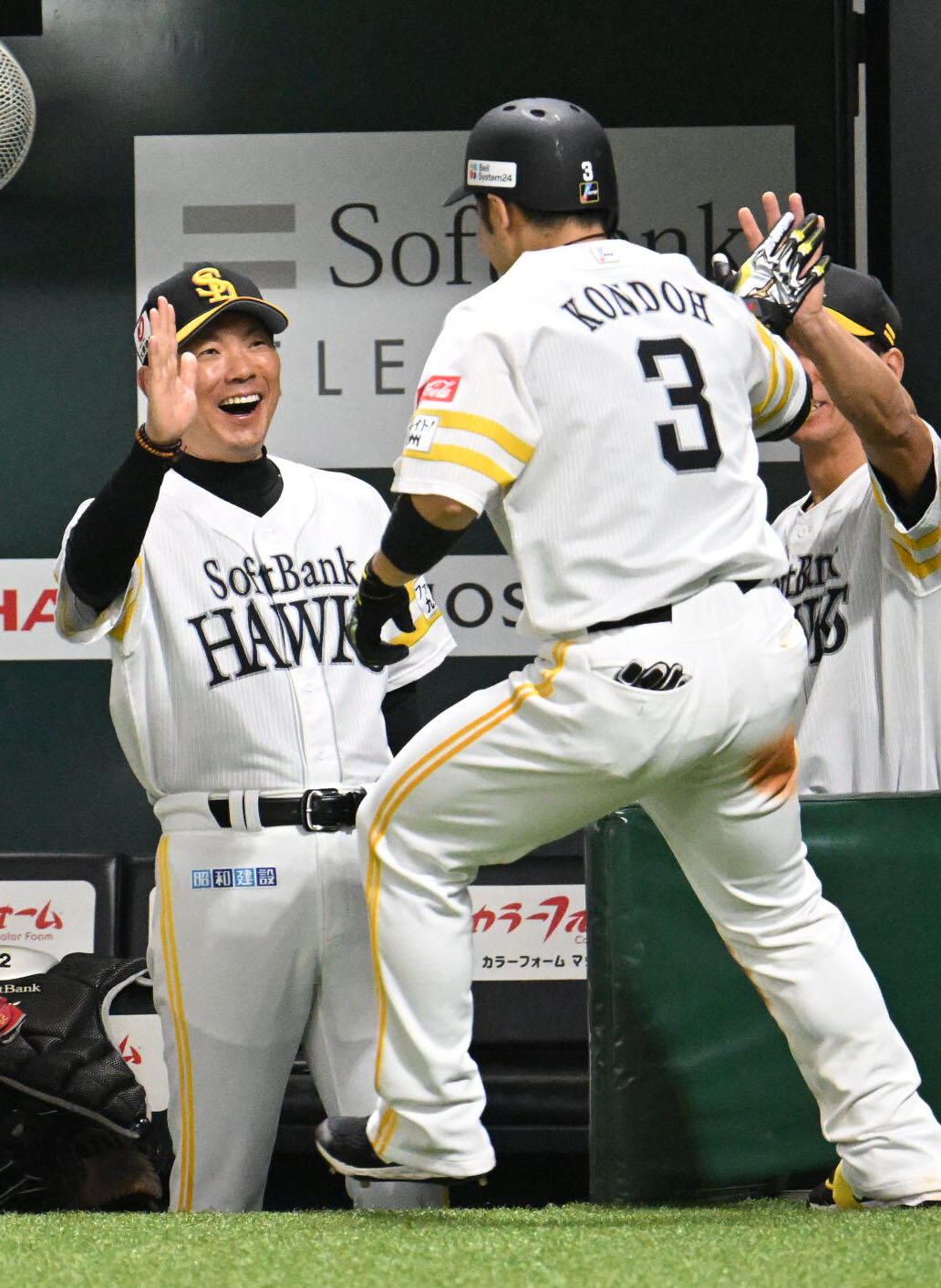 ソフトバンク対オリックス　3回裏ソフトバンク2死、近藤健介（右）は本塁打を放ち小久保裕紀監督とタッチを交わす（撮影・林敢治）
