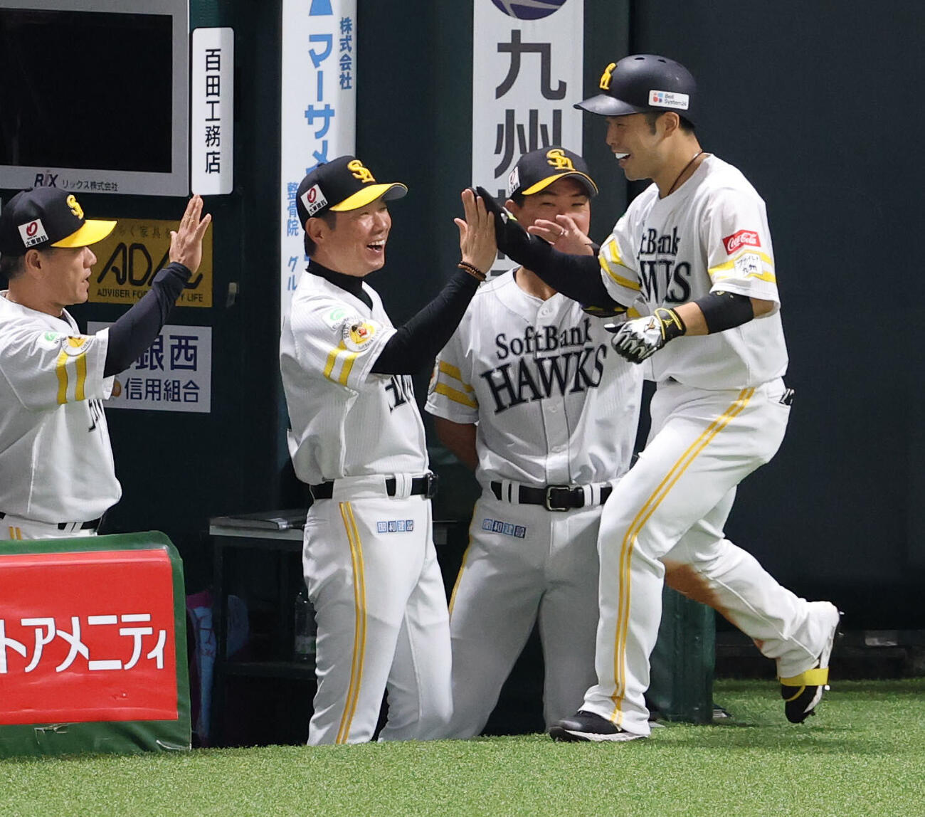 ソフトバンク対オリックス　3回裏ソフトバンク2死、近藤健介は右越え本塁打を放ち小久保裕紀監督とハイタッチ（撮影・梅根麻紀）