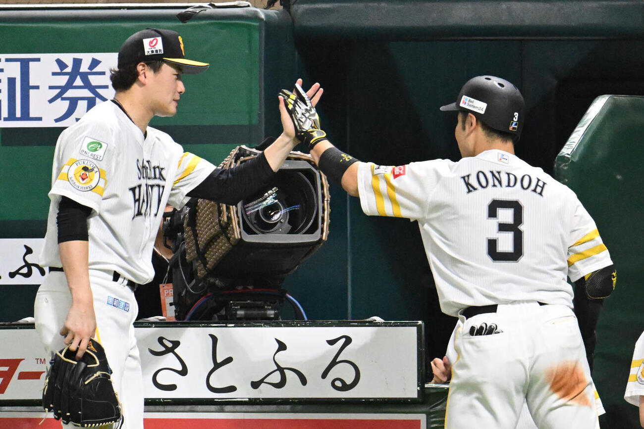 ソフトバンク対オリックス　3回裏ソフトバンク2死、近藤健介（右）は本塁打を放ち前田純とタッチを交わす（撮影・林敢治）