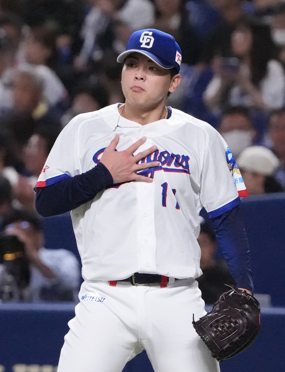 中日対DeNA 1回表終了、胸に手を当てベンチへ戻る中西聖輝（撮影・森本幸一）