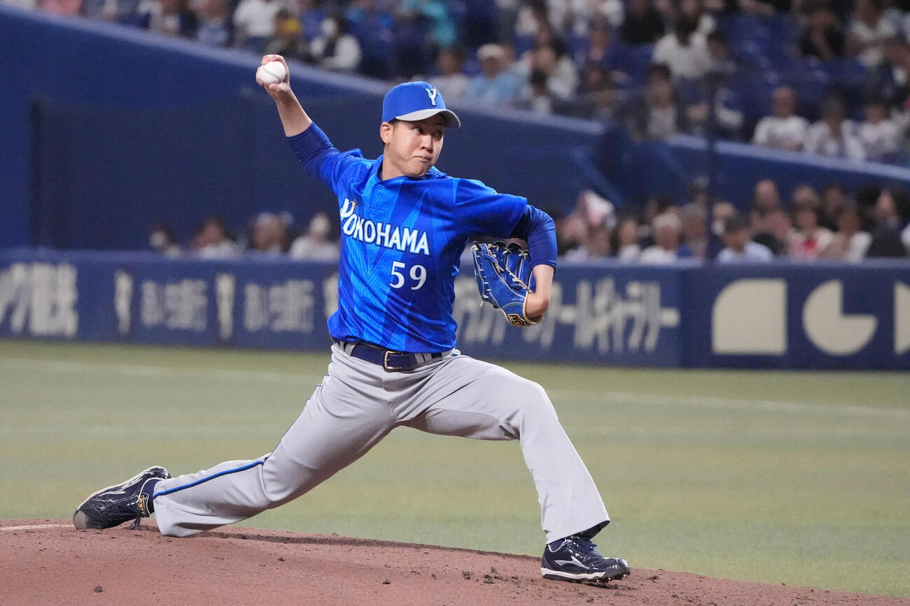 中日対DeNA 1回裏、登板するDeNA先発の平良拳太郎（撮影・森本幸一）