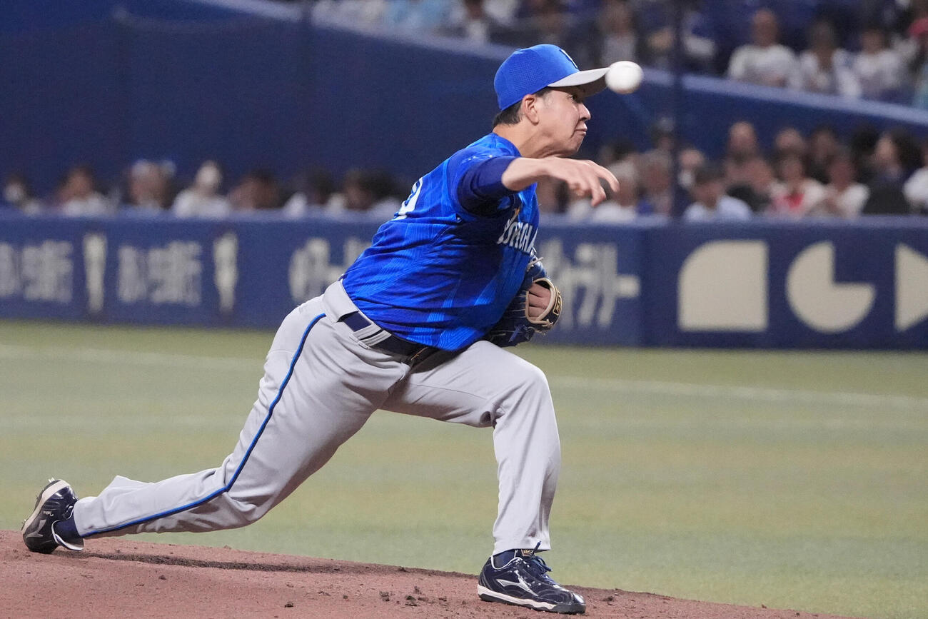 中日対DeNA 1回裏、登板するDeNA先発の平良拳太郎（撮影・森本幸一）