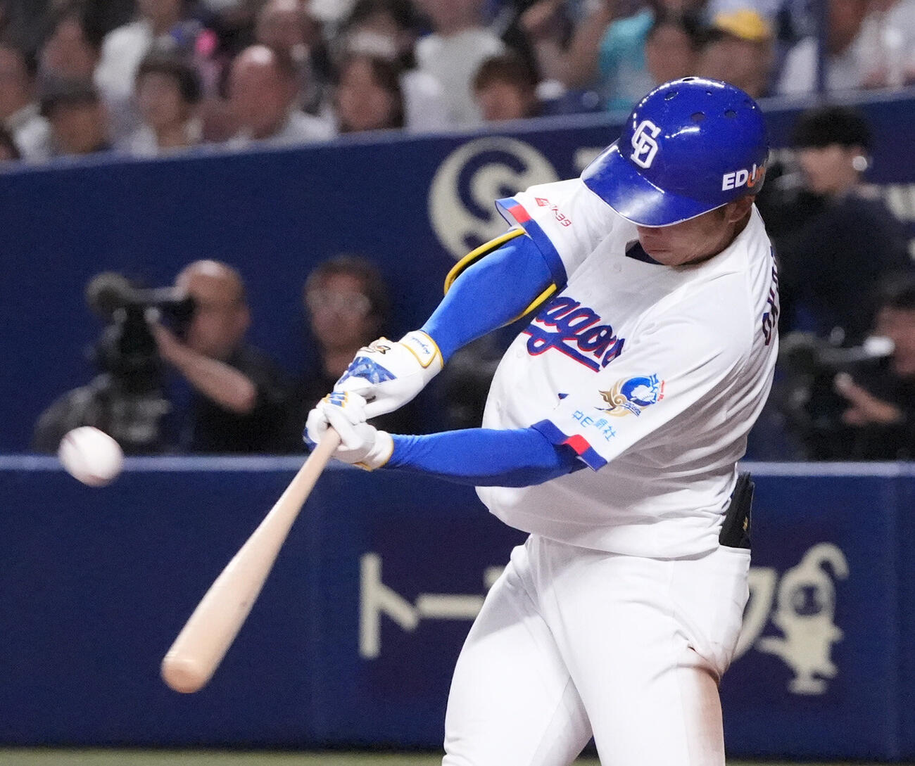 中日対DeNA 2回裏中日1死満塁、犠飛を放つ岡林勇希（撮影・森本幸一）