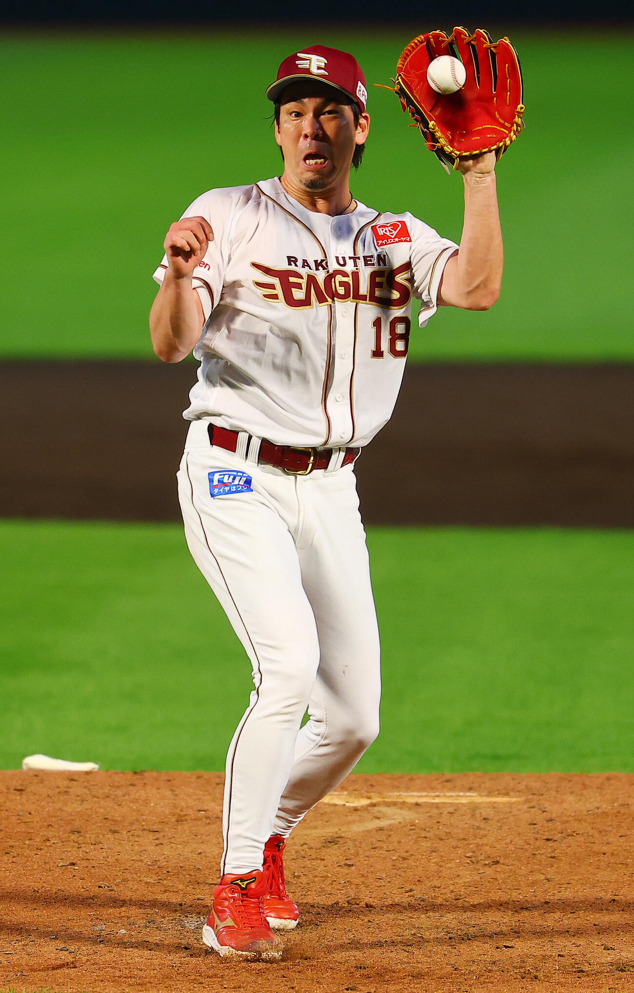 楽天対西武　5回表西武2死、渡部聖弥を投直に仕留める前田健太（撮影・野上伸悟）