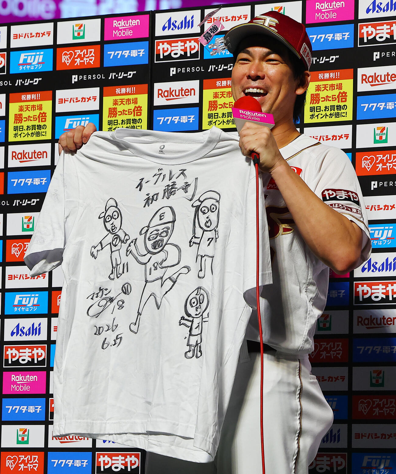 楽天対西武　日本球界復帰後初勝利を挙げた楽天前田健太は、お立ち台でファンに贈る自筆の記念Tシャツを手にする（撮影・野上伸悟）