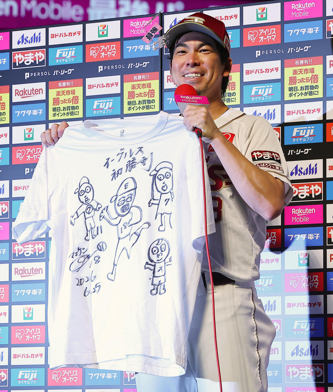 楽天対西武　NPB復帰後初勝利を挙げた楽天前田健太は、お立ち台でファンに贈る自筆の記念Tシャツを手にする（撮影・野上伸悟）