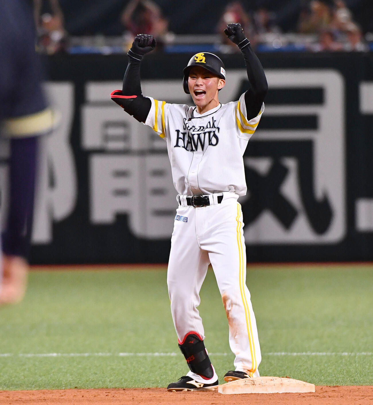 ソフトバンク対オリックス　6回裏ソフトバンク2死二、三塁、勝ち越しの中前2点適時打を放った庄子雄大は、送球間に二塁に進み、雄たけびをあげてガッツポーズする（撮影・岩下翔太）