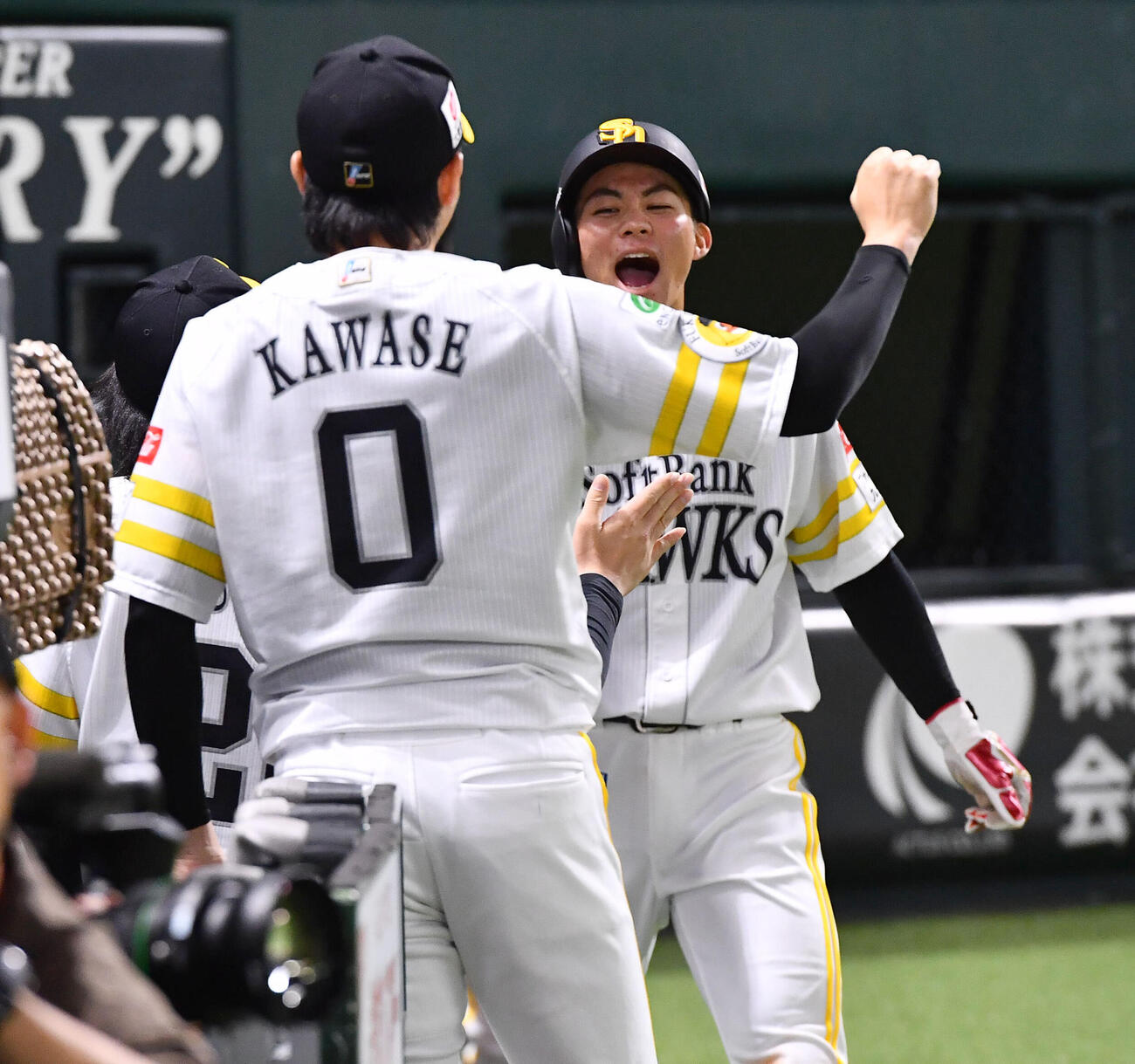ソフトバンク対オリックス　6回裏ソフトバンク2死二塁、正木智也の左前適時打で生還し、雄たけびをあげながらタッチを交わす庄子雄大（撮影・岩下翔太）