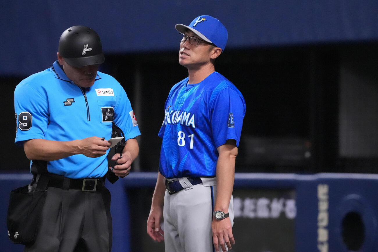 中日対DeNA 6回表終了、相川亮二監督（右）は選手交代を告げる（撮影・森本幸一）
