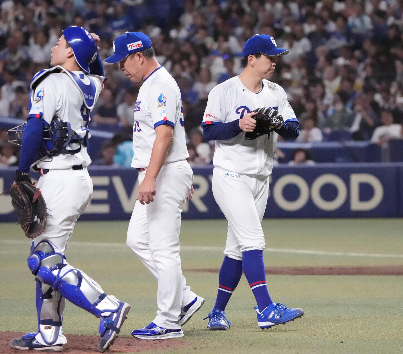 中日対DeNA 5回表DeNA1死満塁、中日先発の中西聖輝（右）はマウンドを降りる（撮影・森本幸一）