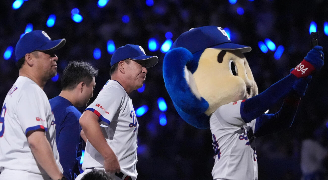 中日対DeNA　試合終了、中日井上一樹監督（中央）はスタンドの観客にあいさつをする（撮影・森本幸一）