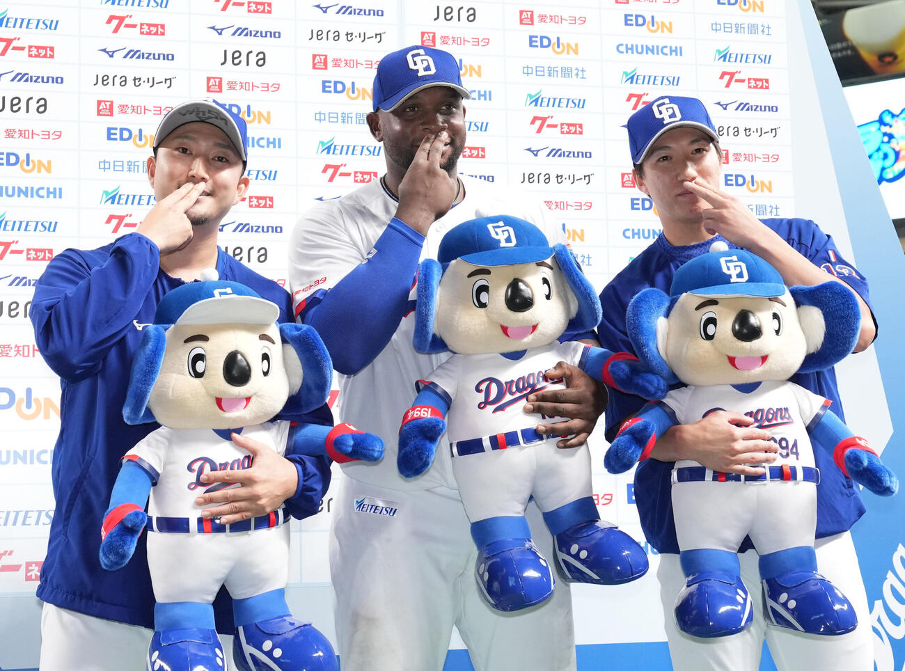 中日対DeNA　ヒーローインタビューを終えポーズを決める左から中日藤嶋健人、ミゲル・サノー、橋本侑樹（撮影・森本幸一）