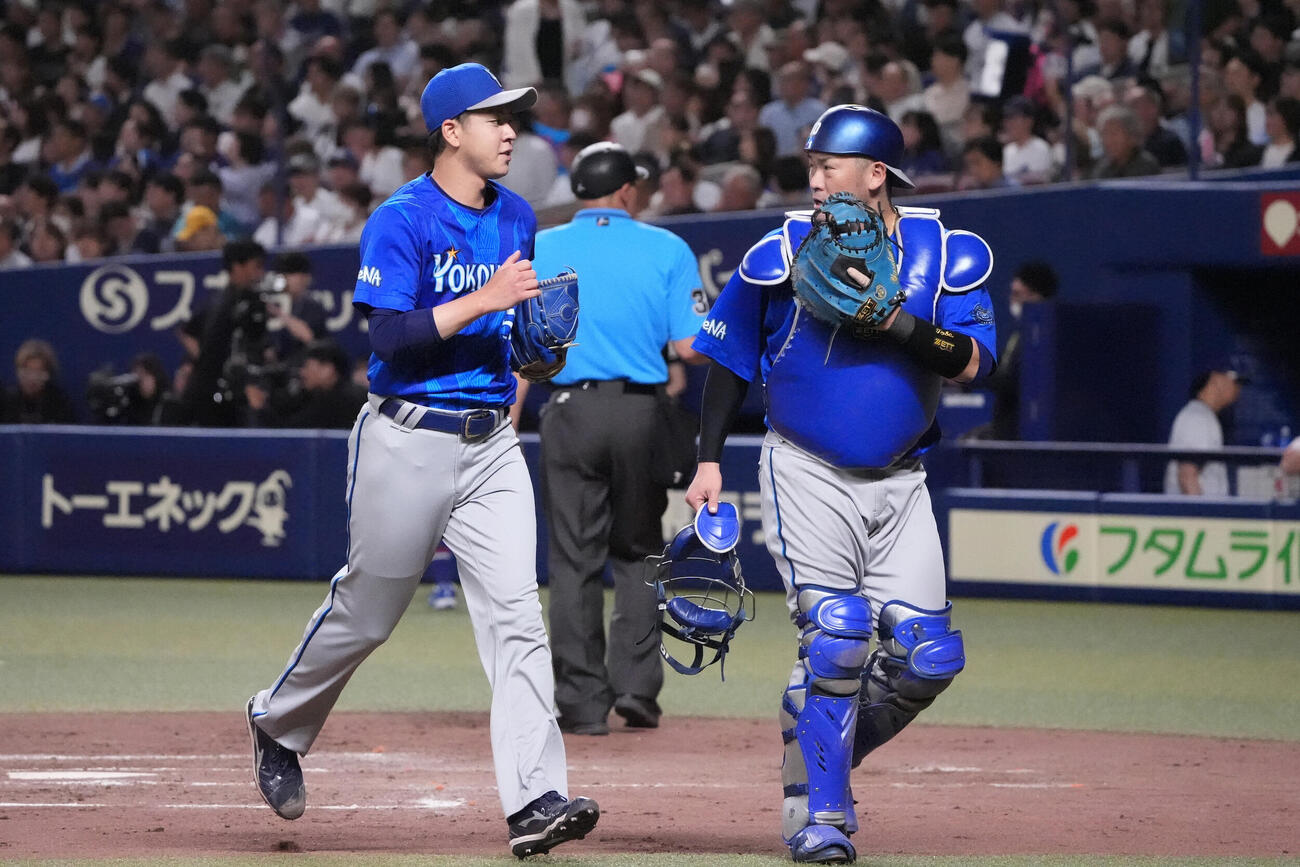 中日対DeNA 3回終了、平良拳太郎（左）は戸柱恭孝と言葉を交わしベンチへ戻る（撮影・森本幸一）