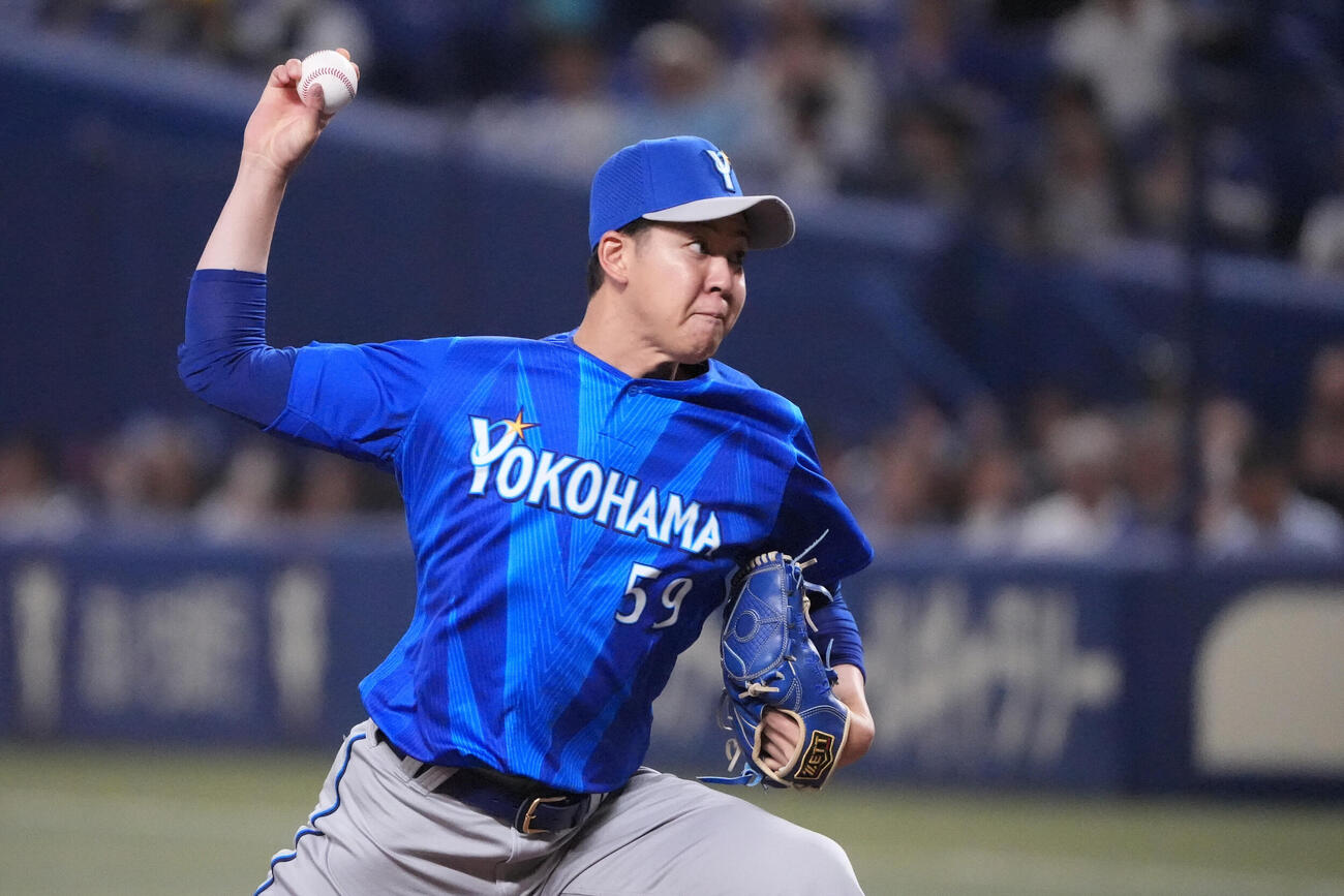 中日対DeNA 1回裏、登板するDeNA先発の平良拳太郎（撮影・森本幸一）