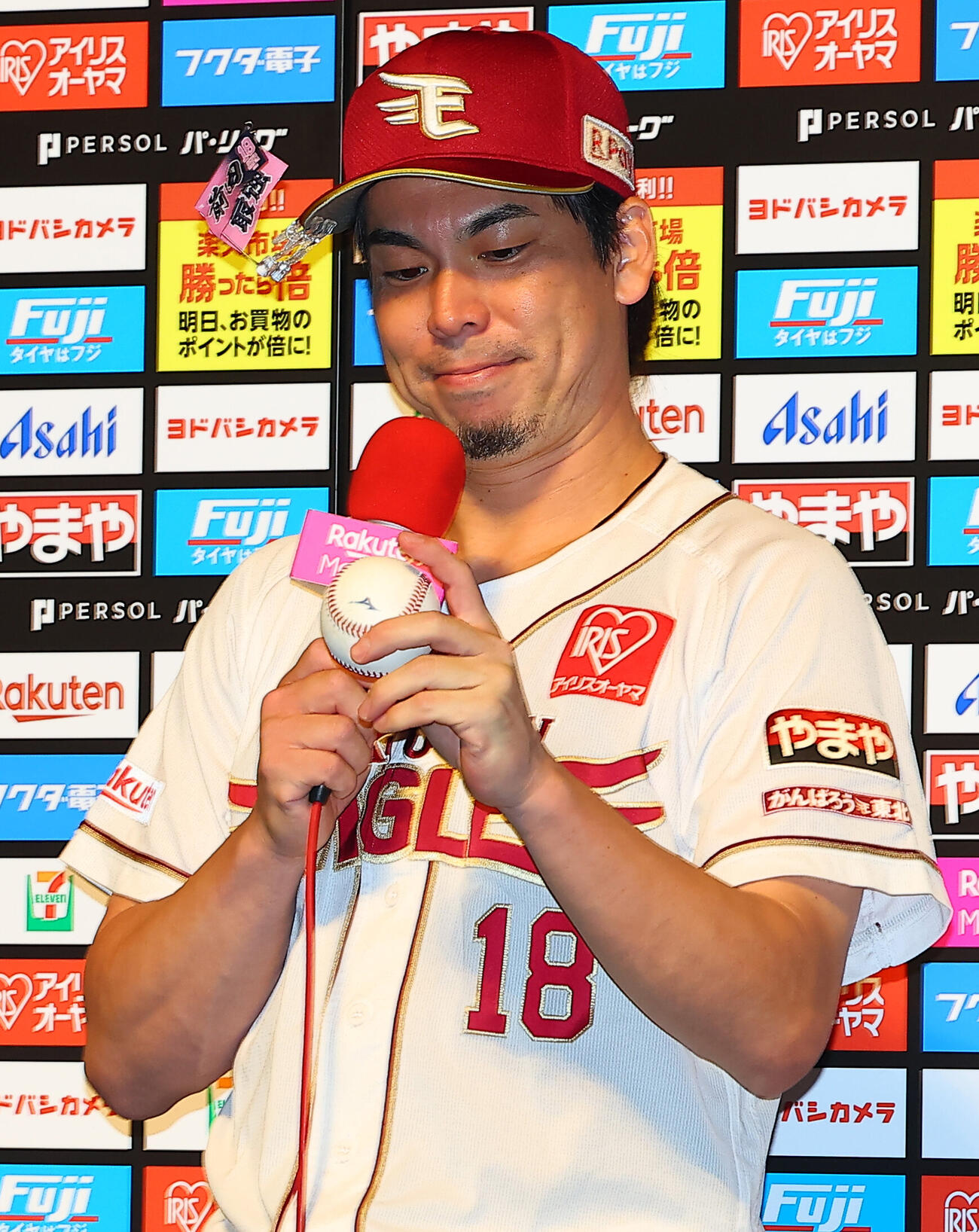 楽天対西武　NPB復帰後初勝利を挙げ、ウイニングボールをみつめる楽天前田健太（撮影・野上伸悟）