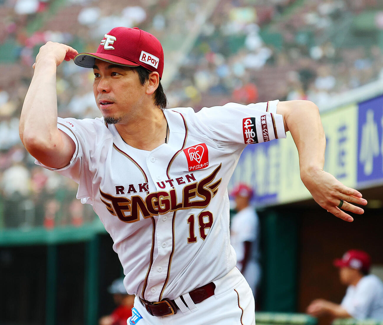 楽天対西武　攻撃中にマエケン体操をする楽天前田健太（撮影・野上伸悟）