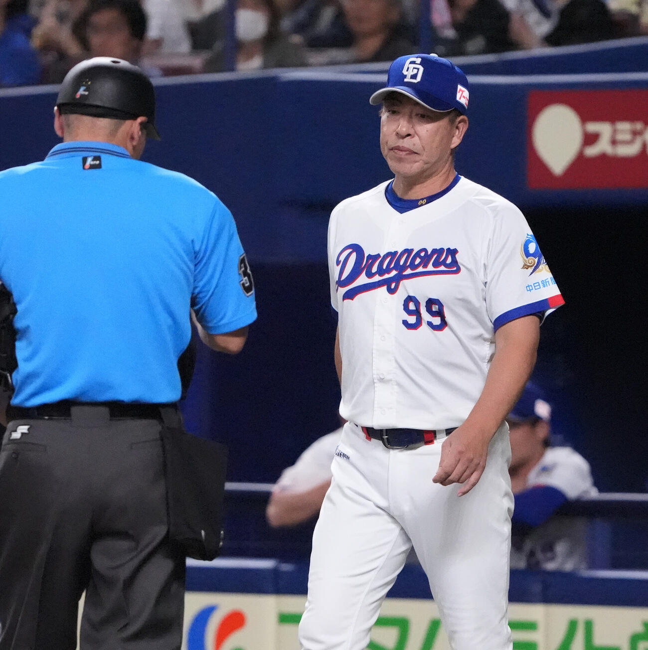 中日対DeNA 5回表DeNA1死満塁、井上一樹監督（右）は投手交代を告げる（撮影・森本幸一）