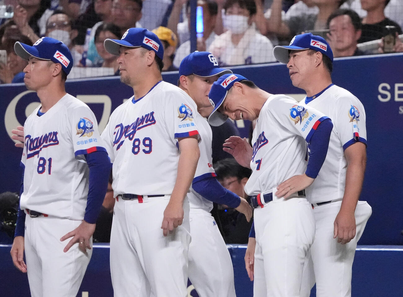 中日対DeNA　試合終了、DeNAに勝利し中日井上一樹監督（右）はナインを迎える（撮影・森本幸一）