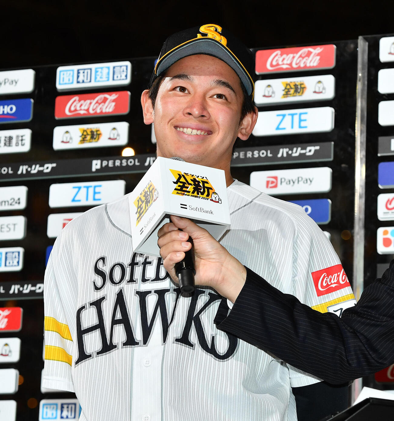 ソフトバンク対オリックス　プロ初勝利を挙げ、笑顔でヒーローインタビューを受けるソフトバンク鈴木豪太（撮影・岩下翔太）
