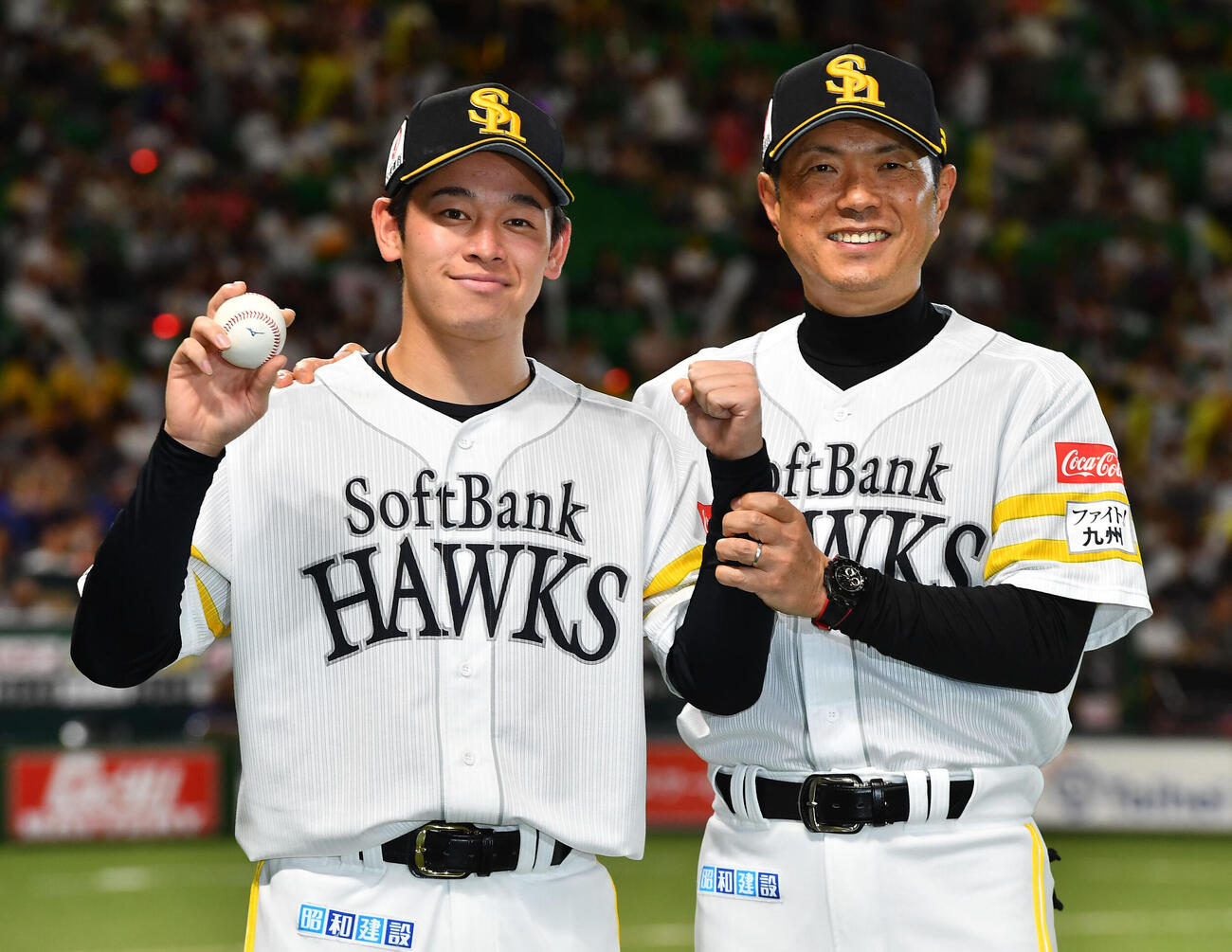 ソフトバンク対オリックス　プロ初勝利を挙げたソフトバンク鈴木豪太（左）はウイニングボールを手に小久保裕紀監督と笑顔で記念撮影する（撮影・岩下翔太）
