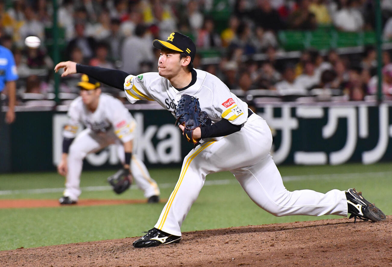 ソフトバンク対オリックス　6回表オリックス1死満塁、2番手で登板したソフトバンク鈴木豪太（撮影・岩下翔太）