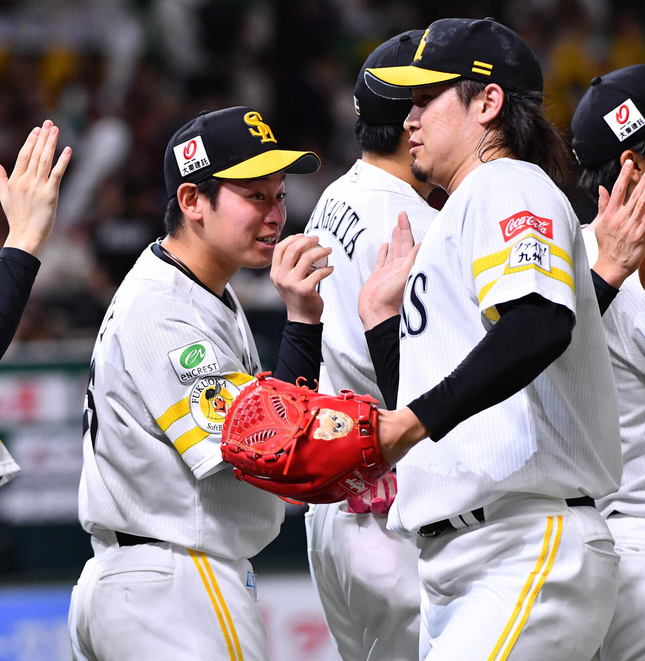 ソフトバンク対オリックス　プロ初勝利を挙げ、杉山一樹（右）からウイニングボールを受け取るソフトバンク鈴木豪太（撮影・岩下翔太）