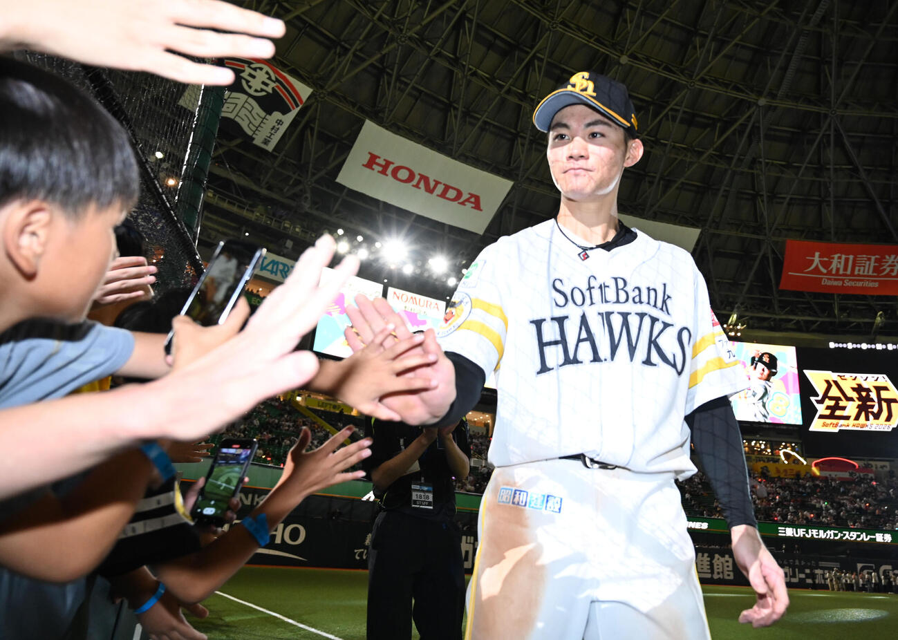 ソフトバンク対オリックス　ファンとタッチを交わすソフトバンク庄子雄大（撮影・林敢治）