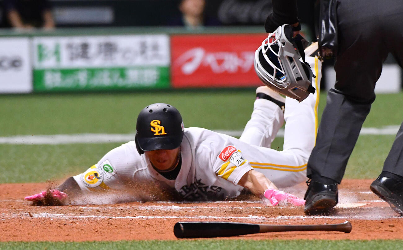 ソフトバンク対オリックス　6回裏ソフトバンク2死二、三塁、庄子雄大の勝ち越し中前2点適時打で二塁から生還した柳田悠岐（撮影・岩下翔太）