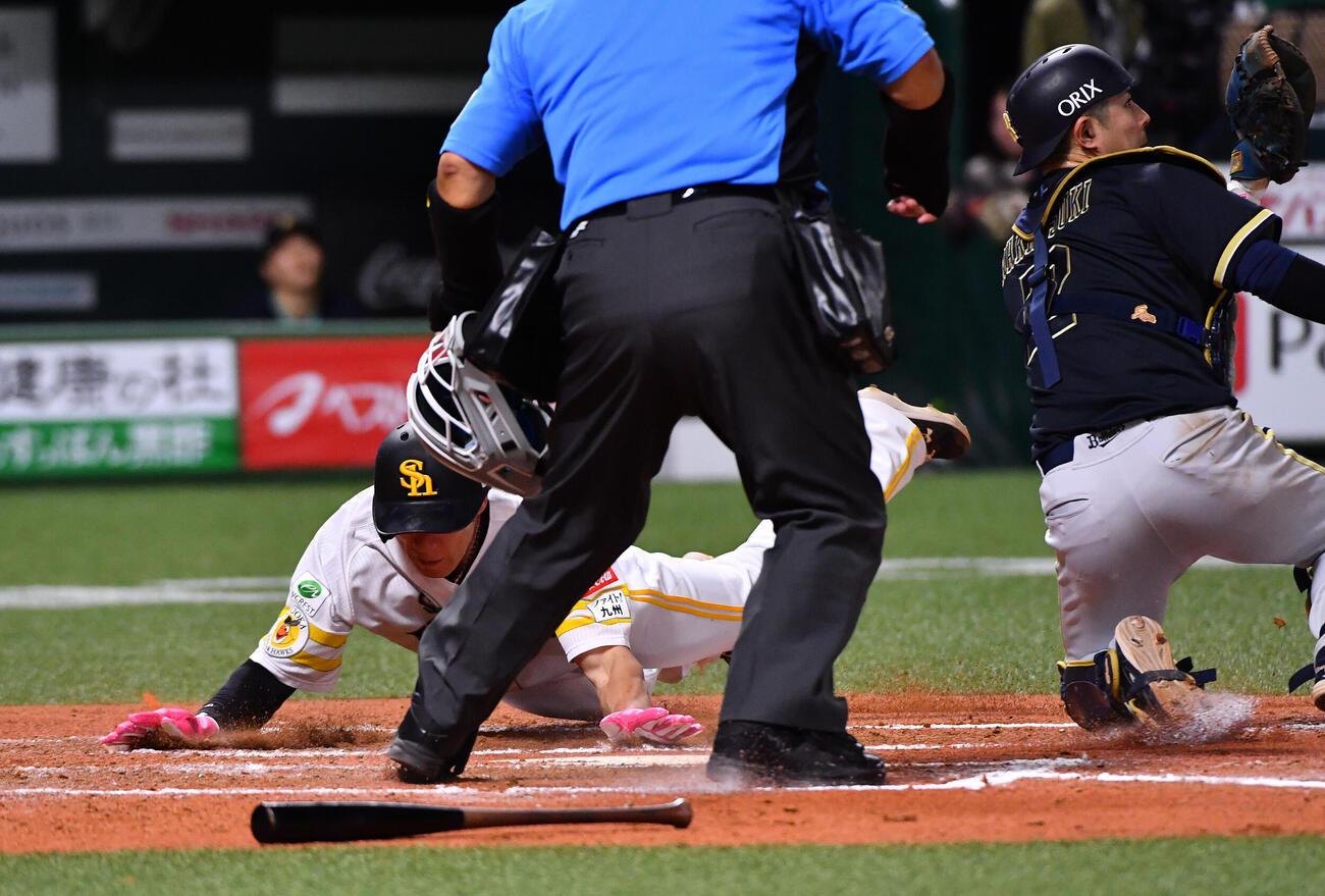 ソフトバンク対オリックス　6回裏ソフトバンク2死二、三塁、庄子雄大の勝ち越し中前2点適時打で二塁から生還した柳田悠岐（撮影・岩下翔太）