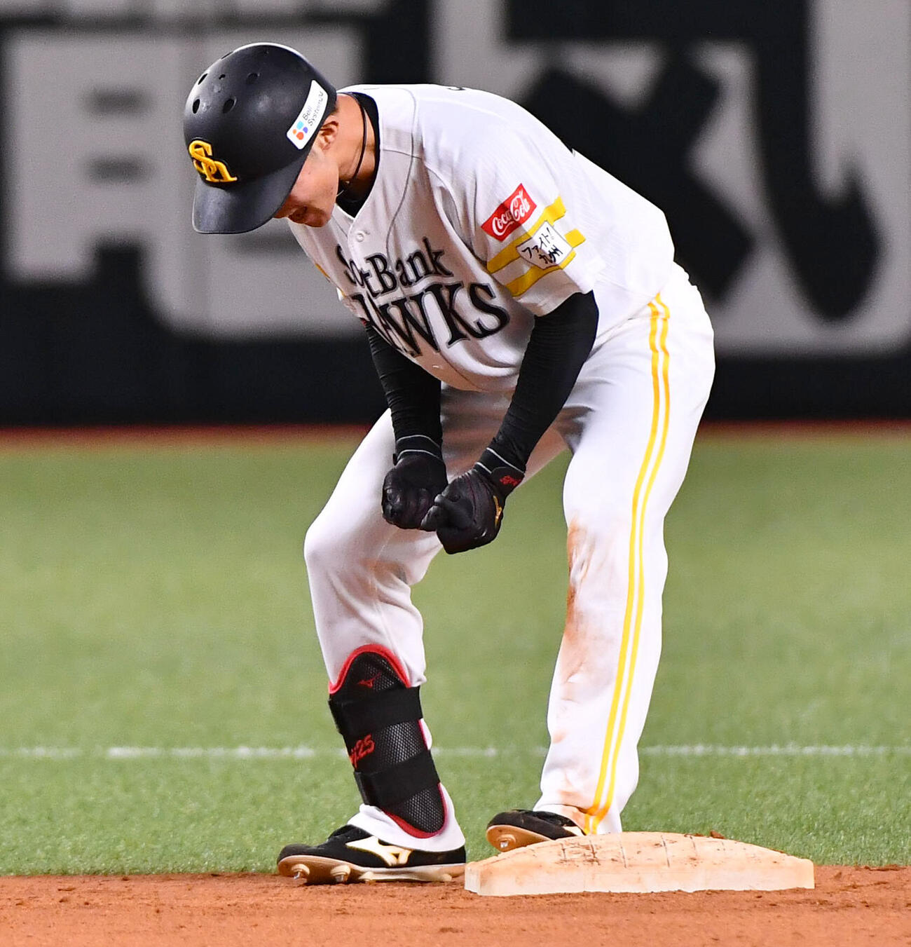 ソフトバンク対オリックス　6回裏ソフトバンク2死二、三塁、勝ち越しの中前2点適時打を放った庄子雄大は返球間に二塁に進み、雄たけびをあげてガッツポーズする（撮影・岩下翔太）